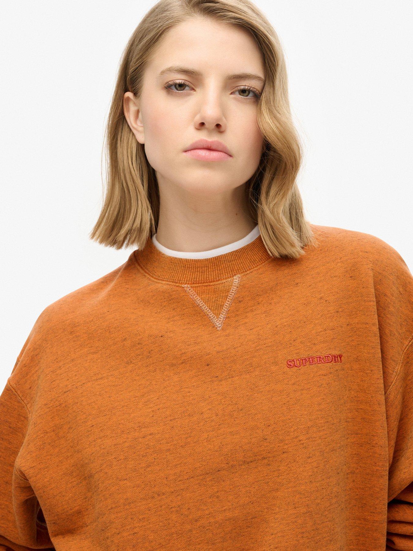 superdry-essential-logo-overdyed-sweatshirt-orangeoutfit