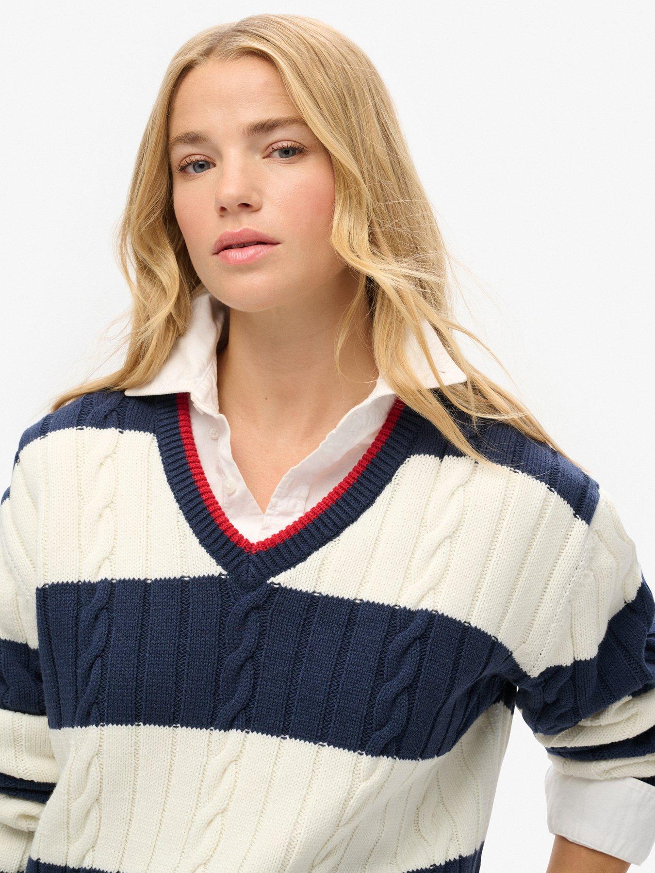 superdry-stripe-oversized-cable-v-neck-jumper-navyoutfit