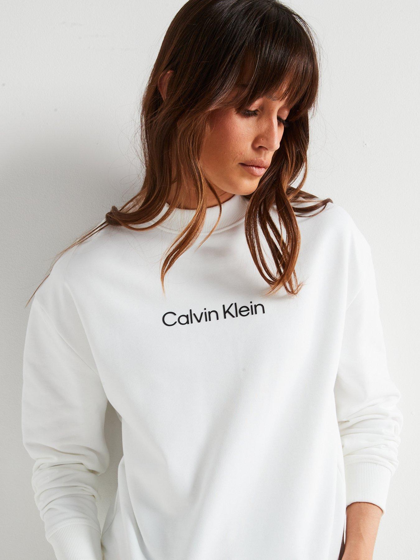 calvin-klein-hero-logo-sweatshirt-whiteoutfit