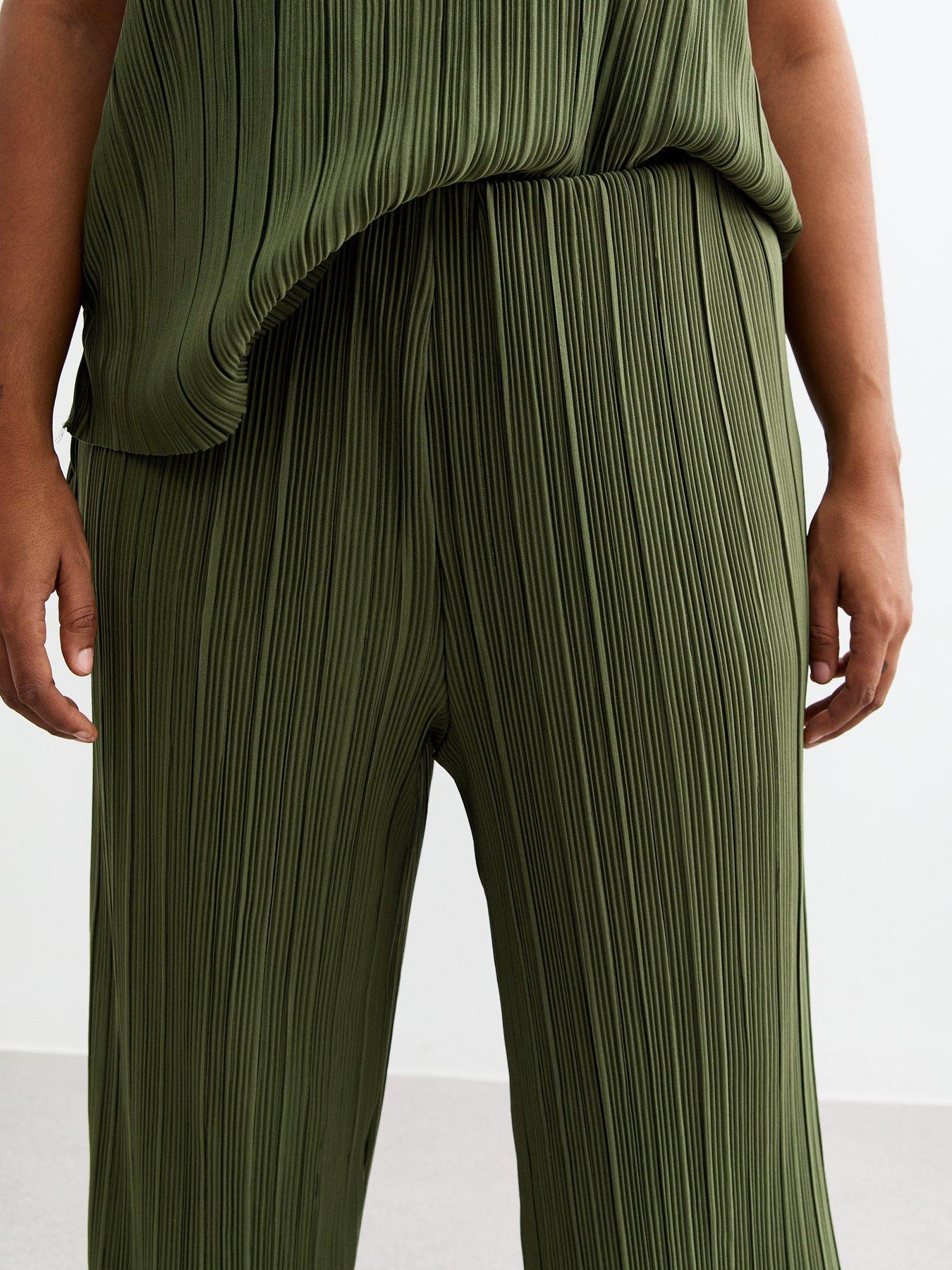 new-look-curves-khaki-plissampeacute-wide-leg-trousers-greenoutfit