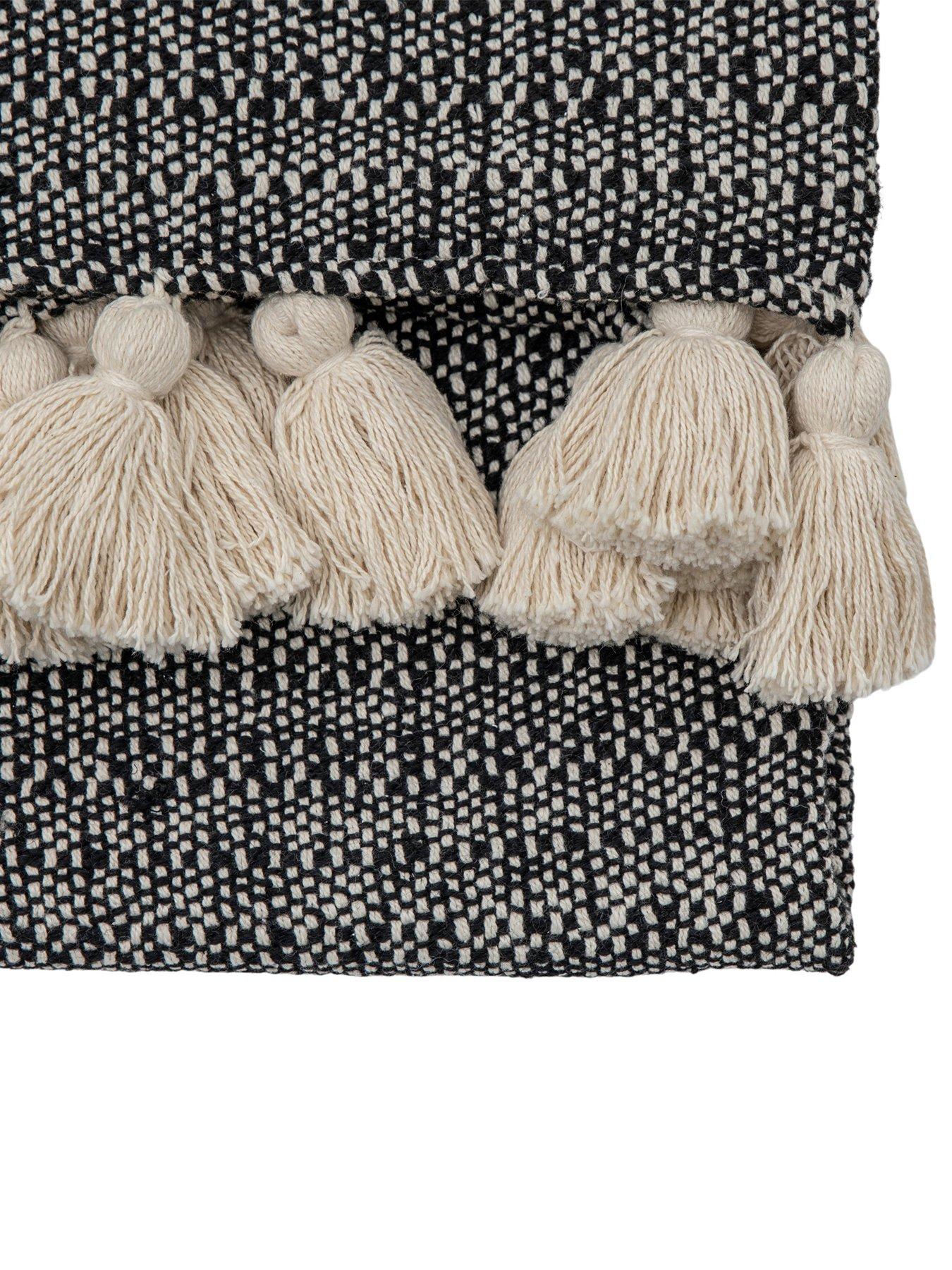 gallery-woven-throw-with-tassels-1300x1700mm--blackdetail