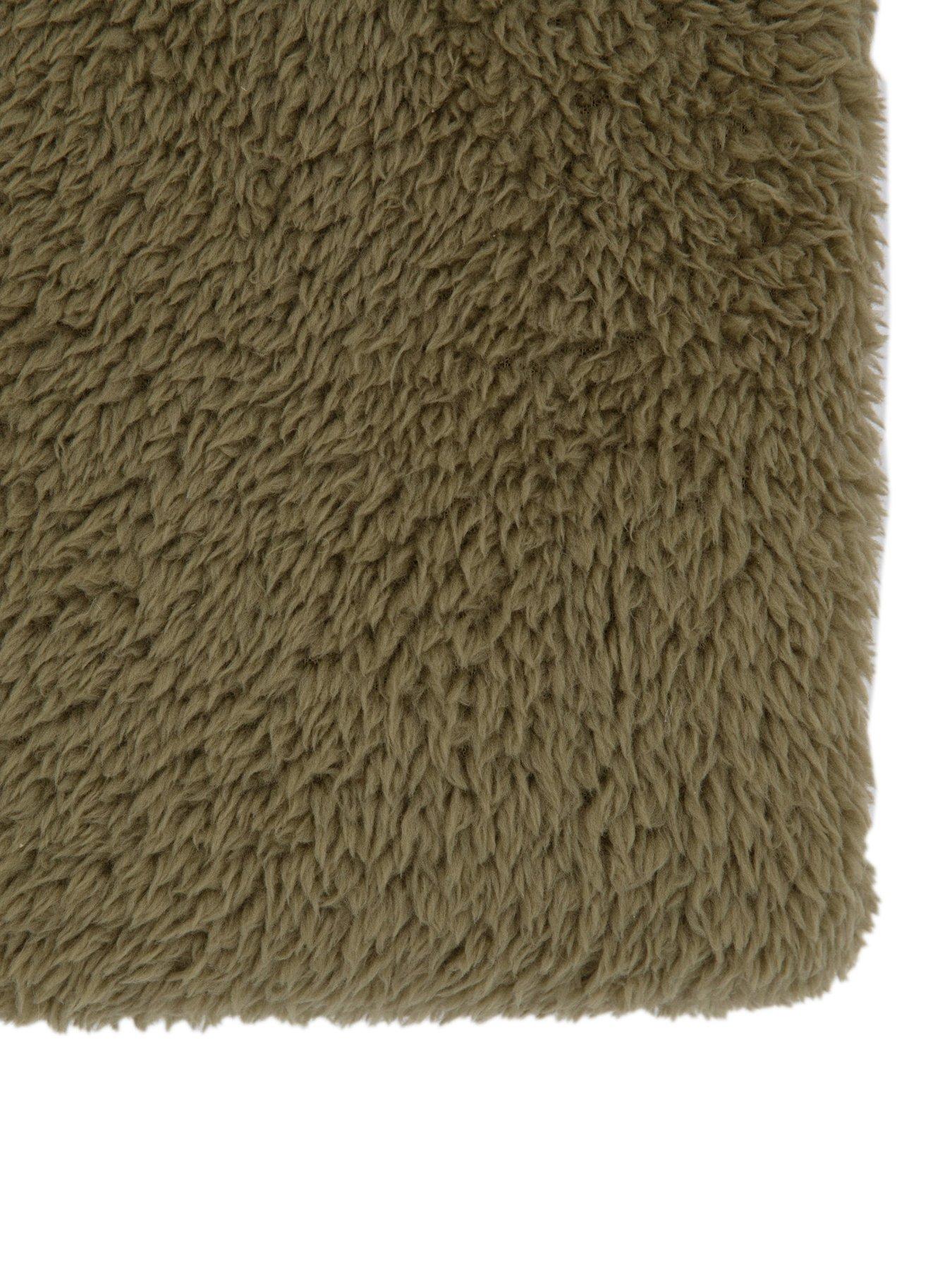 gallery-teddy-fleece-throw-in-olivedetail