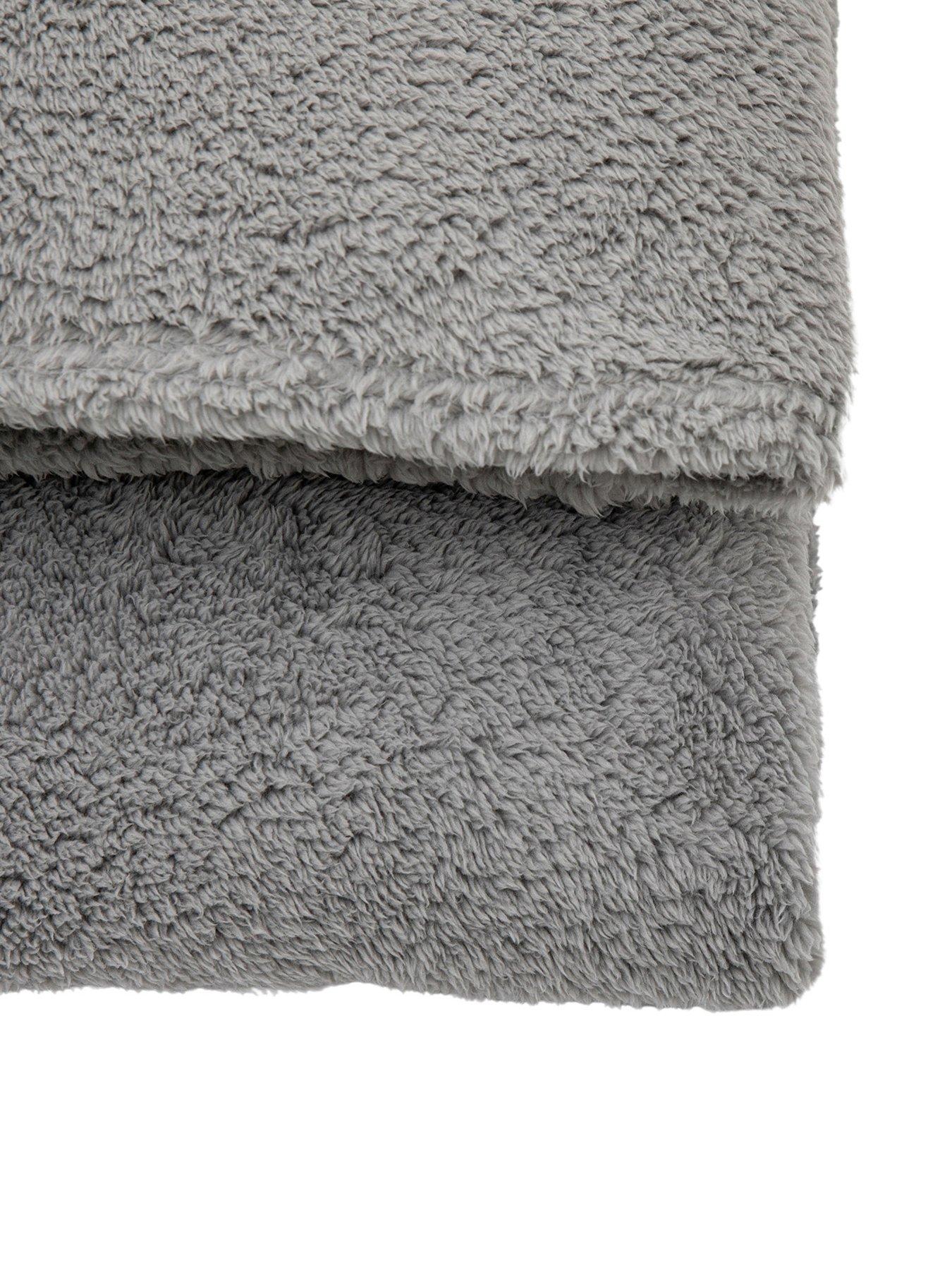 gallery-teddy-fleece-throw-in-silverdetail