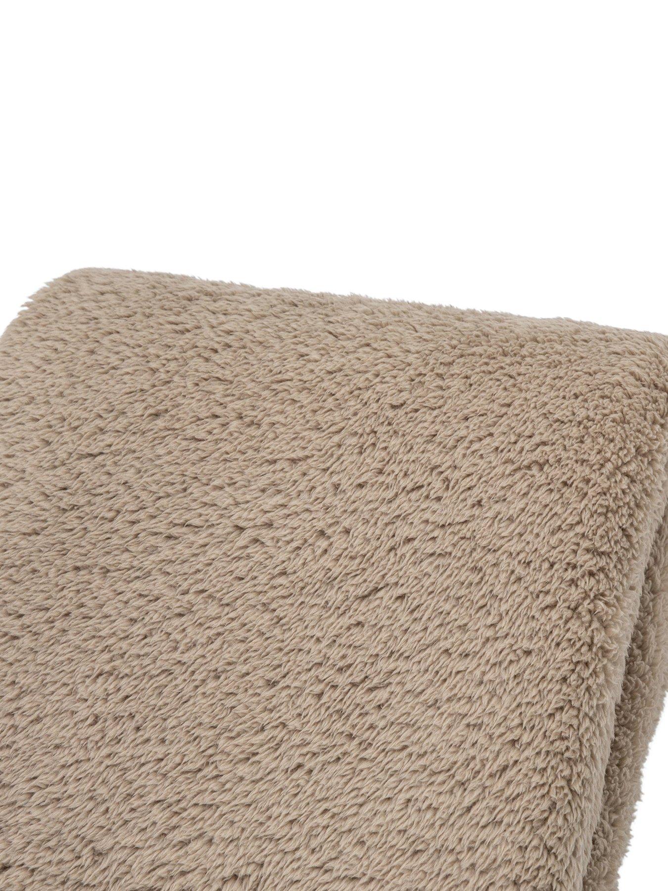 gallery-teddy-fleece-throw-in-taupedetail