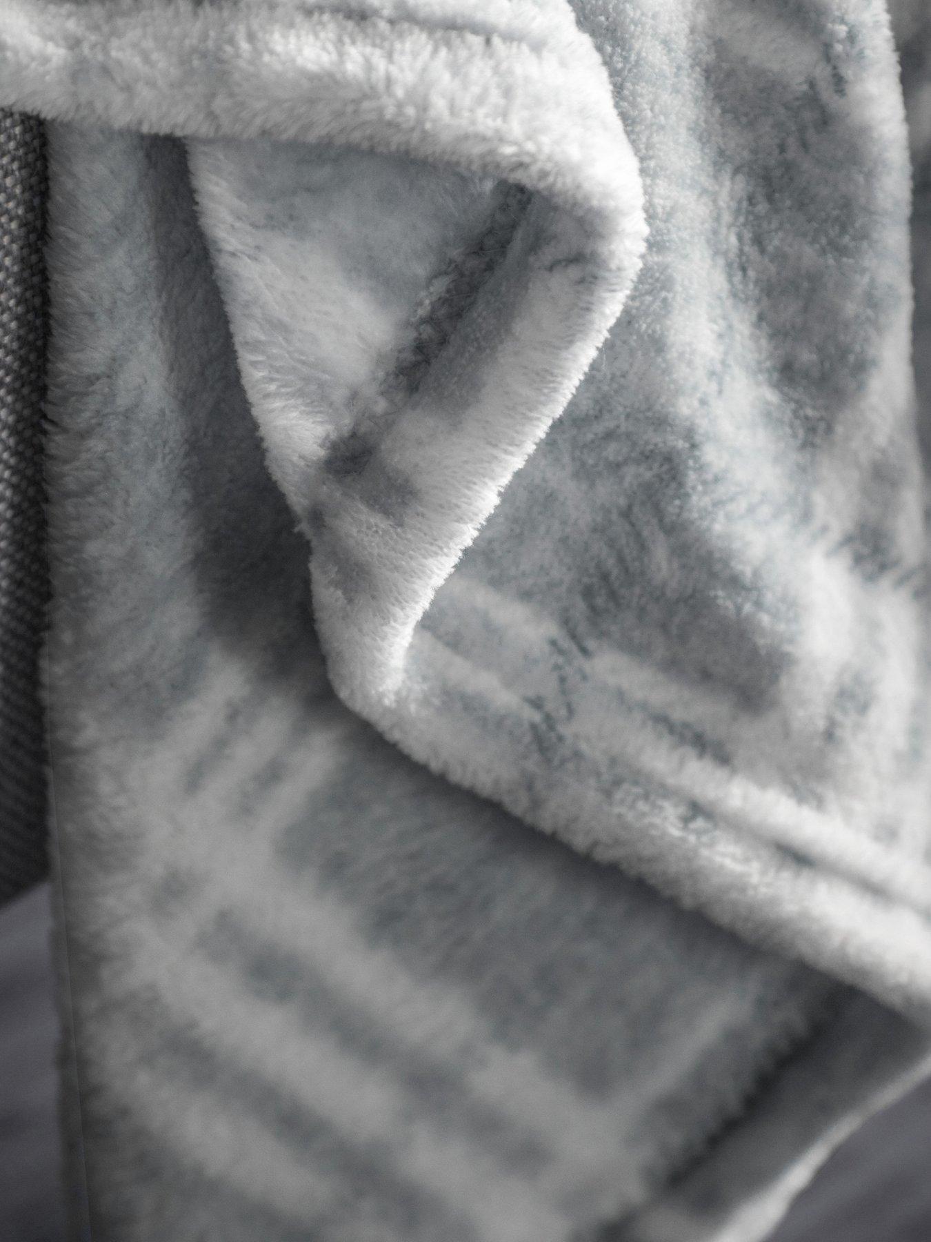 gallery-checkmate-super-soft-flannel-fleece-throw-in-silveroutfit