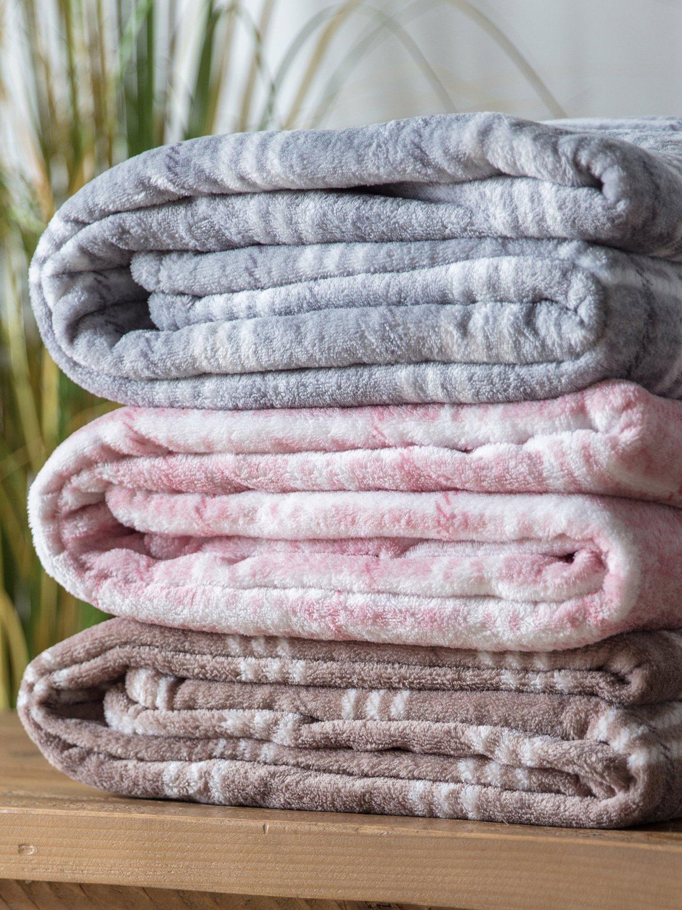 gallery-direct-checkmate-super-soft-flannel-fleece-throw-in-taupeback