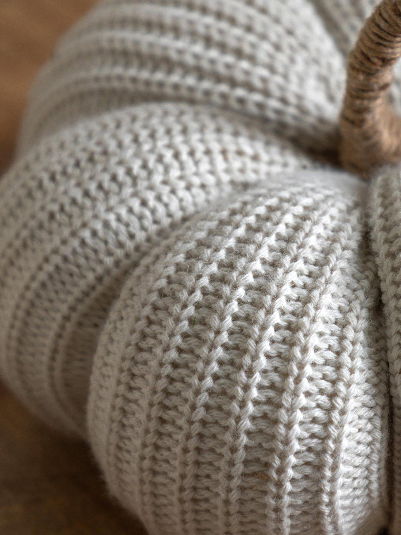 gallery-knitted-pumpkin-cream-180mmback