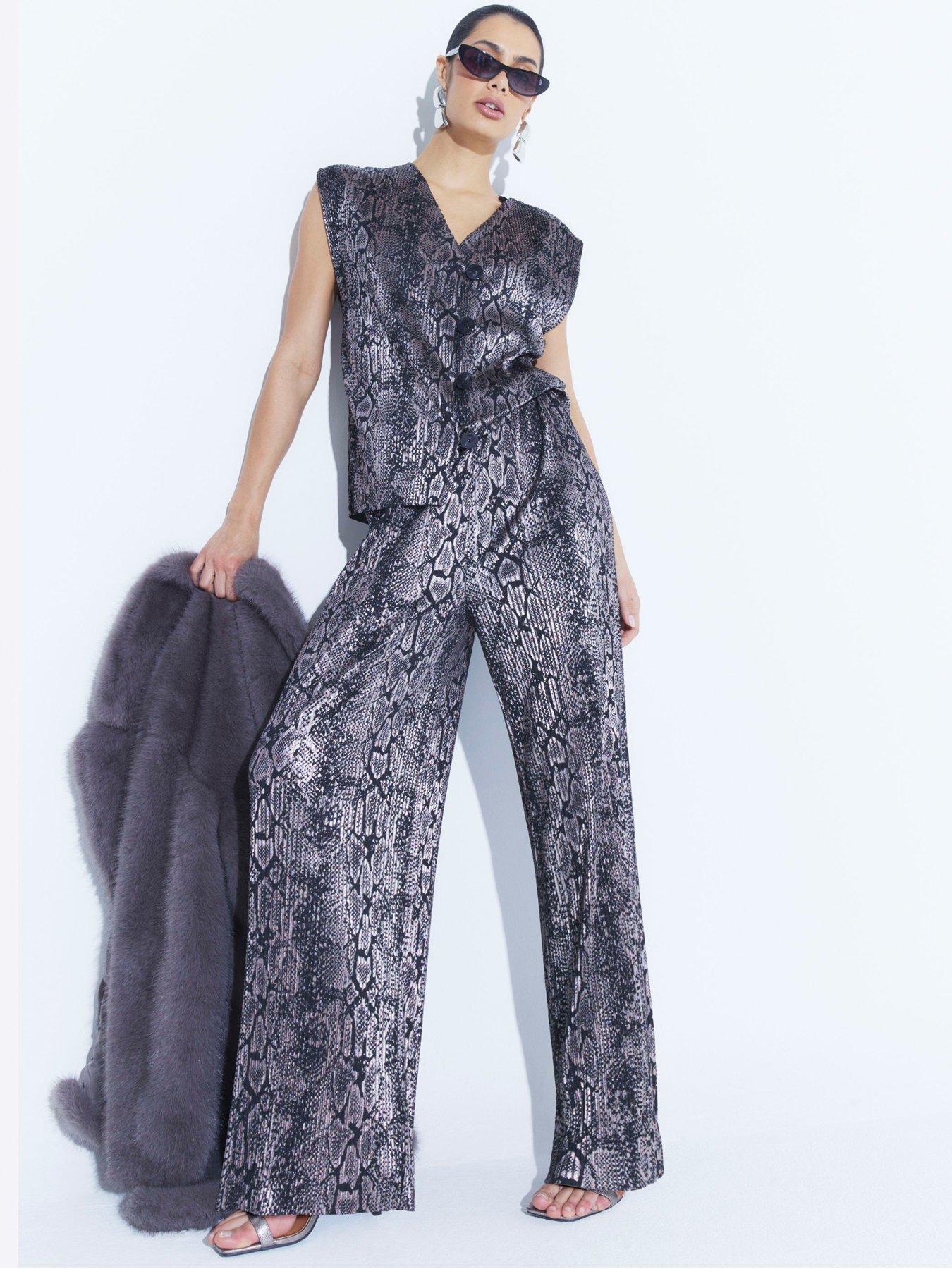 river-island-metallic-snake-plisse-waistcoat-blackoutfit