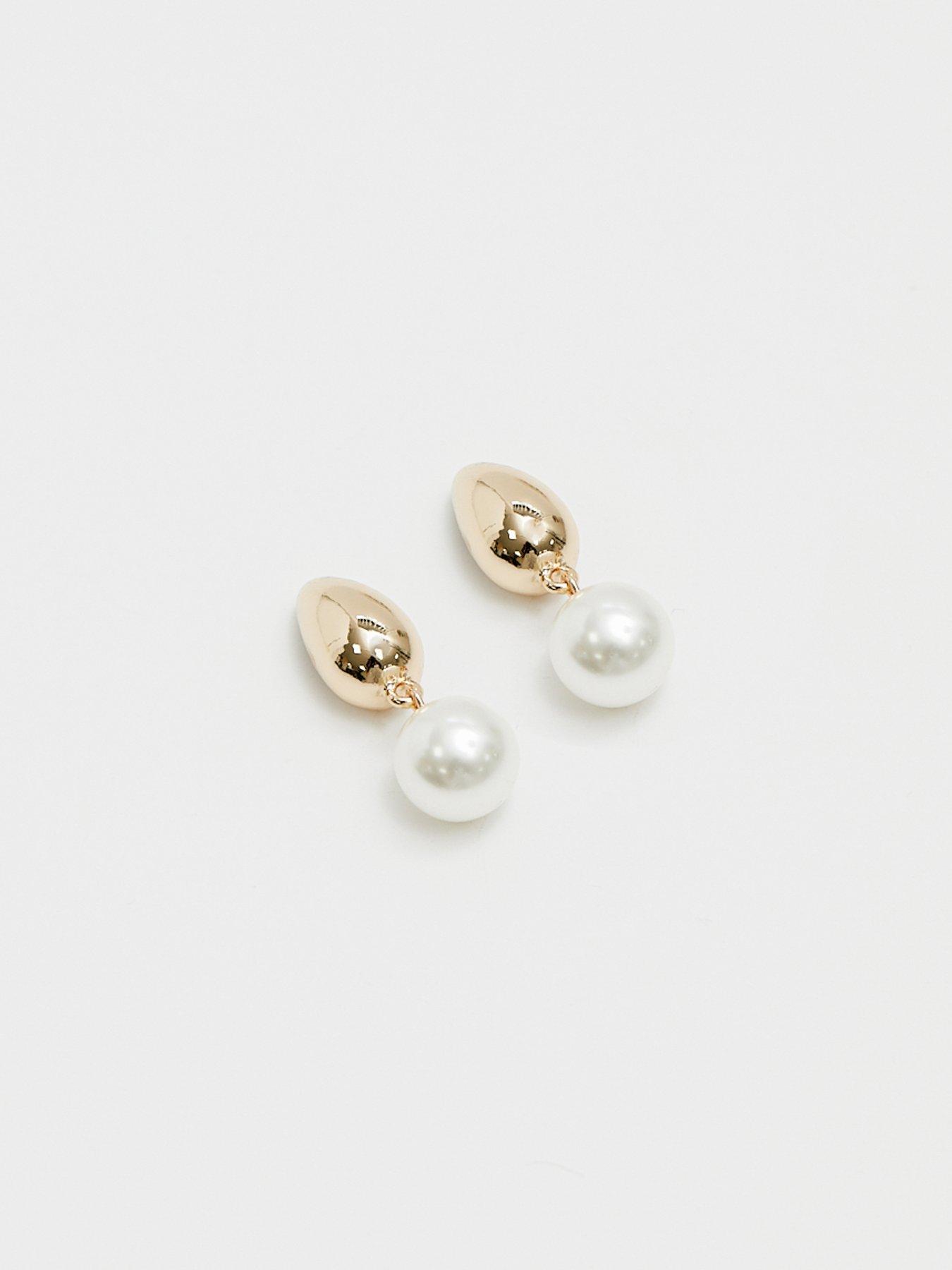 mood-mood-gold-polished-pearl-charm-hoop-earringsback