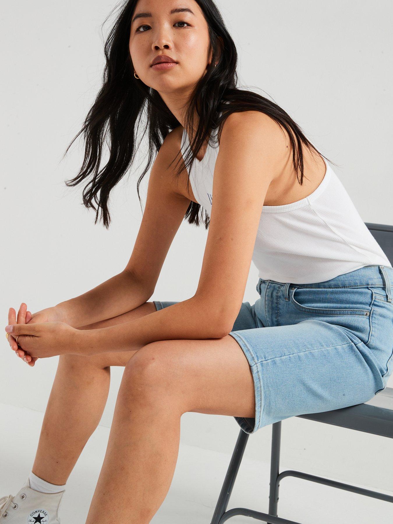levis-shaping-bermuda-shorts-bluedetail