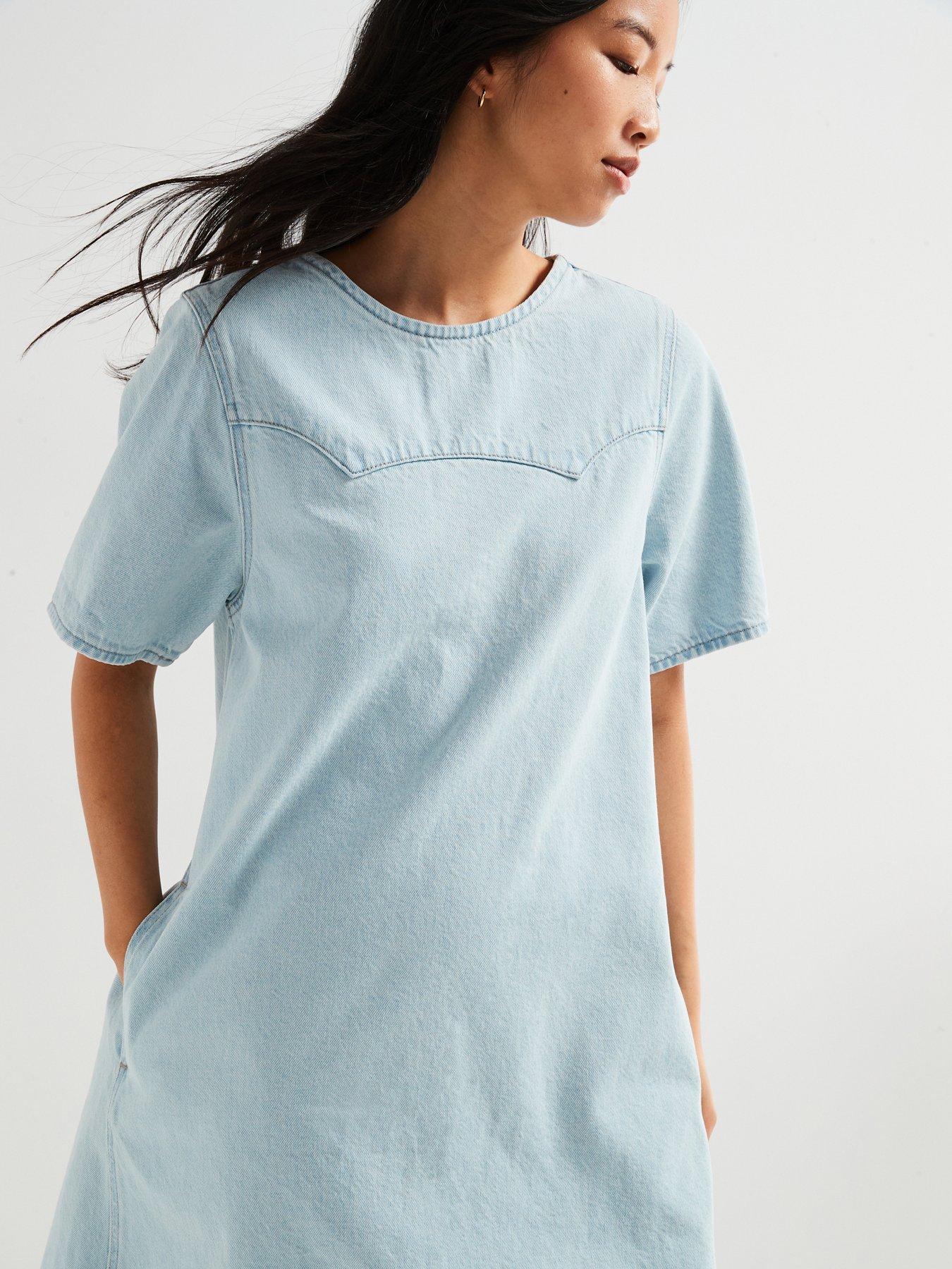 Image of Levi's Denim Tee Dress - Put It On Ice