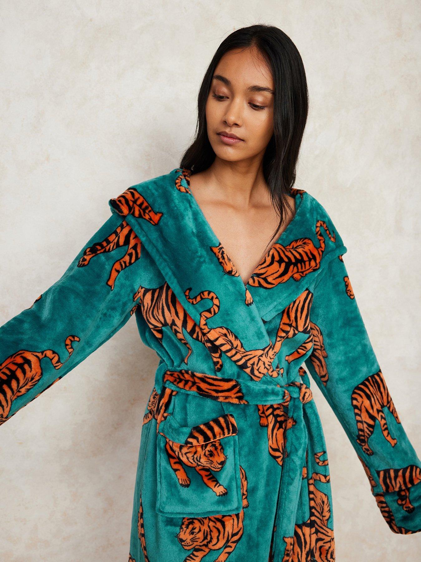 chelsea-peers-chelsea-peers-classic-tiger-printed-robe-orange-amp-tealoutfit