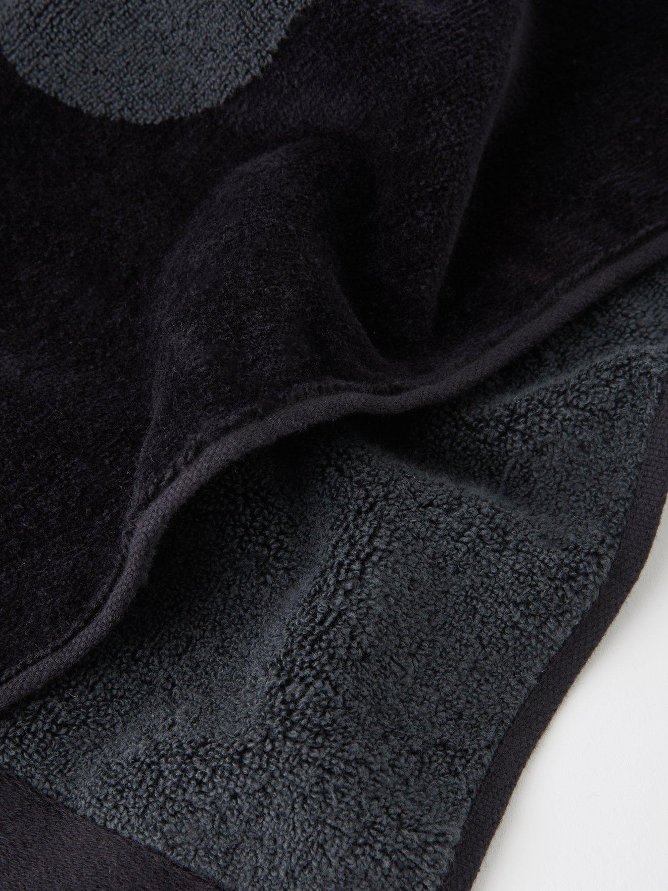 nike-sport-towel-medium-anthraciteoutfit