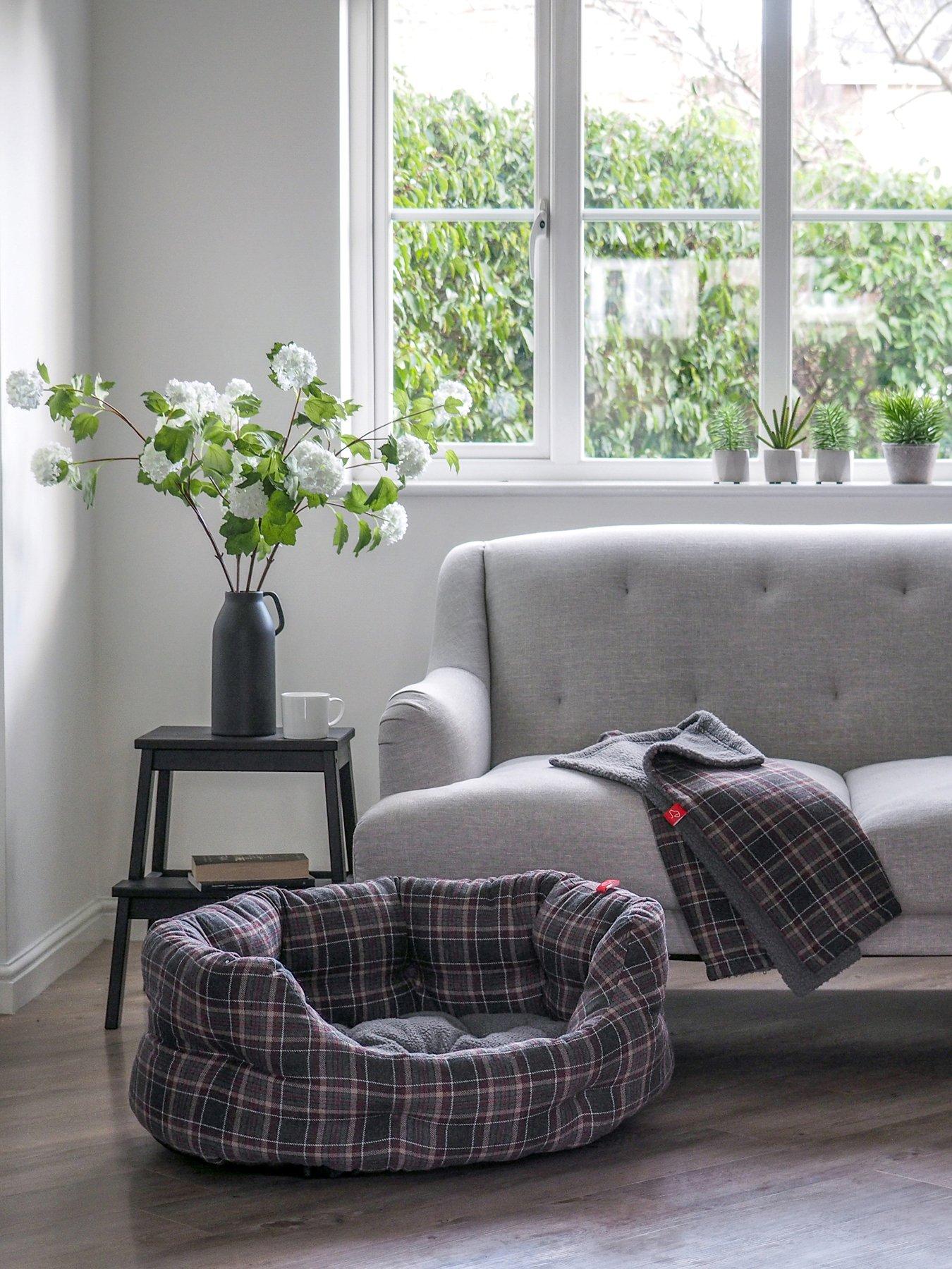 zoon-plaid-oval-bedfront