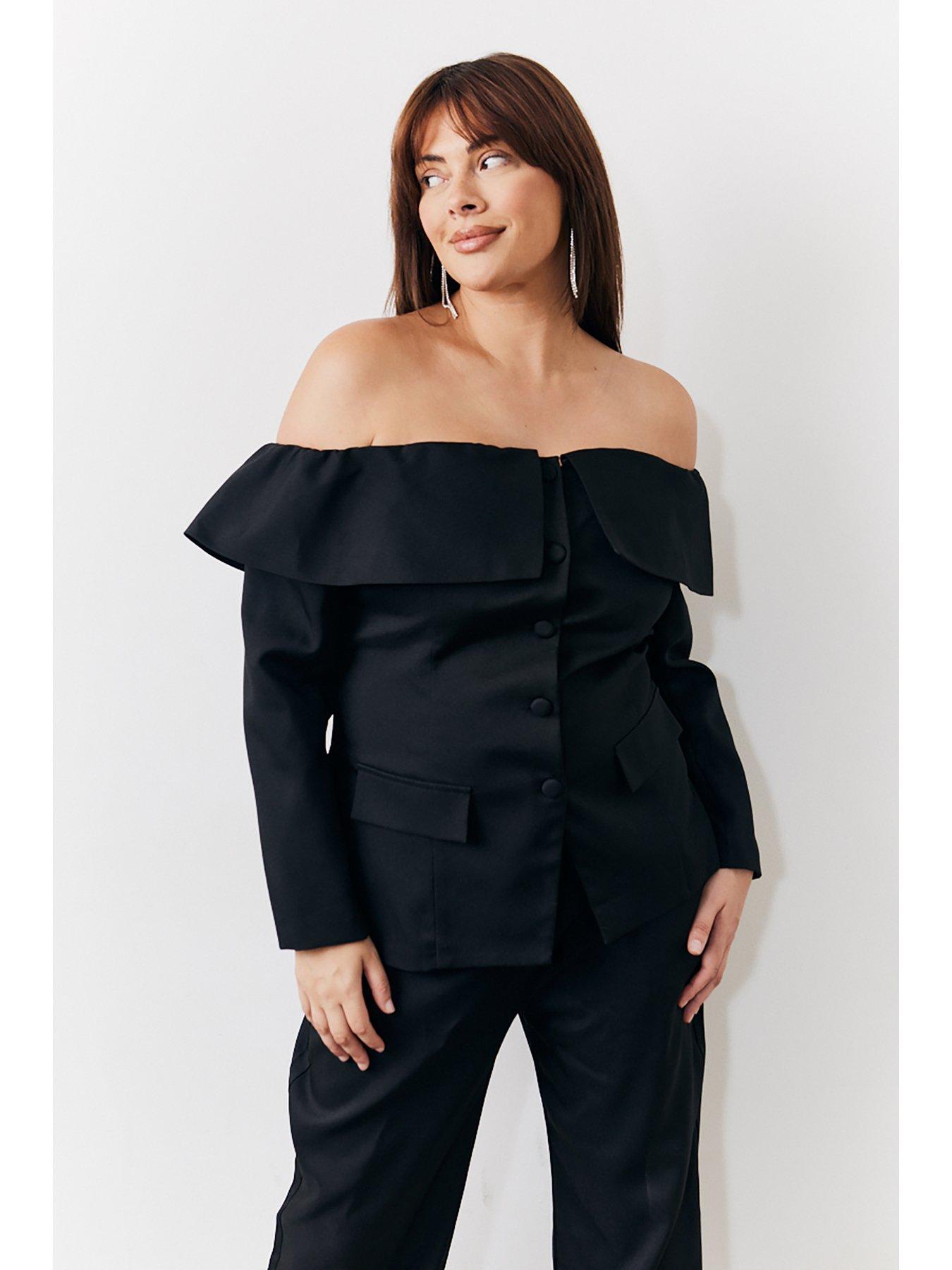 Image 3 of 6 of In The Style Hannah Brown Fold Over Button Through Blazer - Black