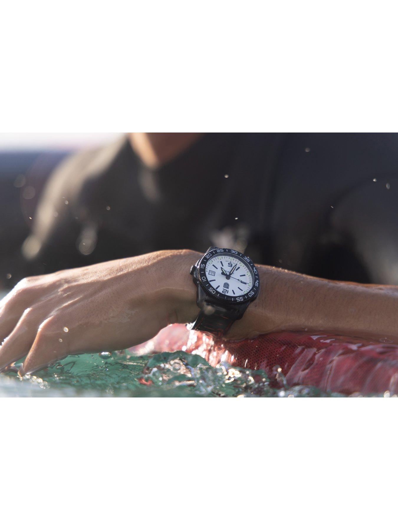 luminox-pacific-diver-39mm-diver-watchback