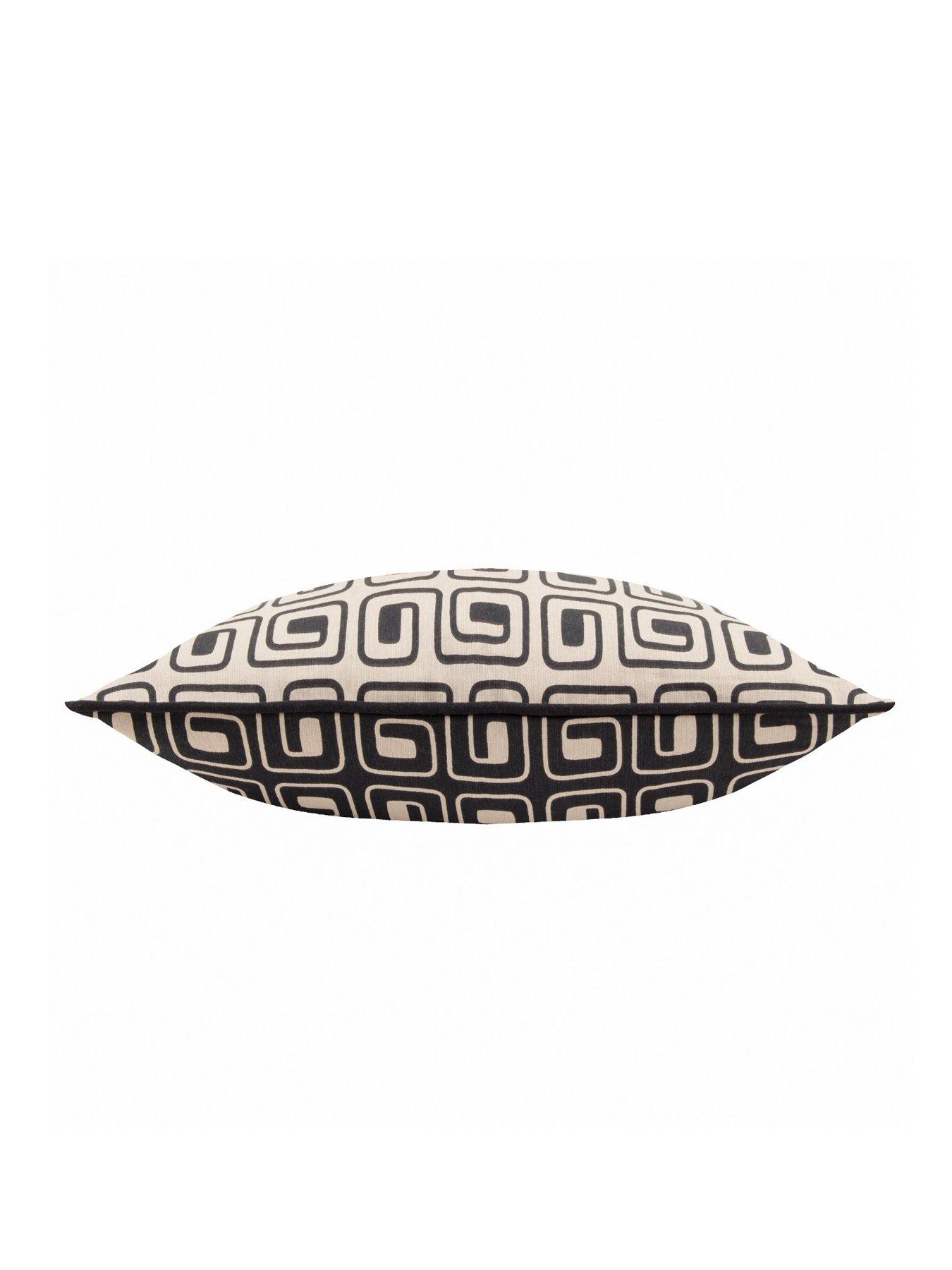 hoem-safara-35x50cm-cushion--blackoutfit