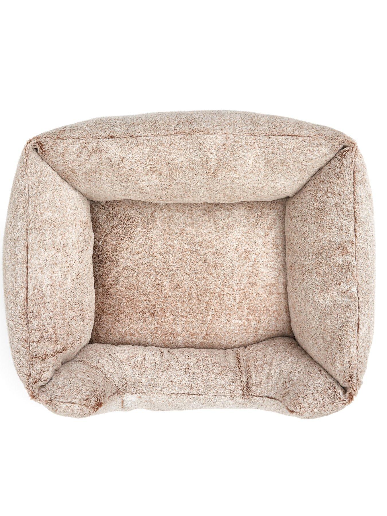 bunty-arctic-pet-bed-taupeoutfit