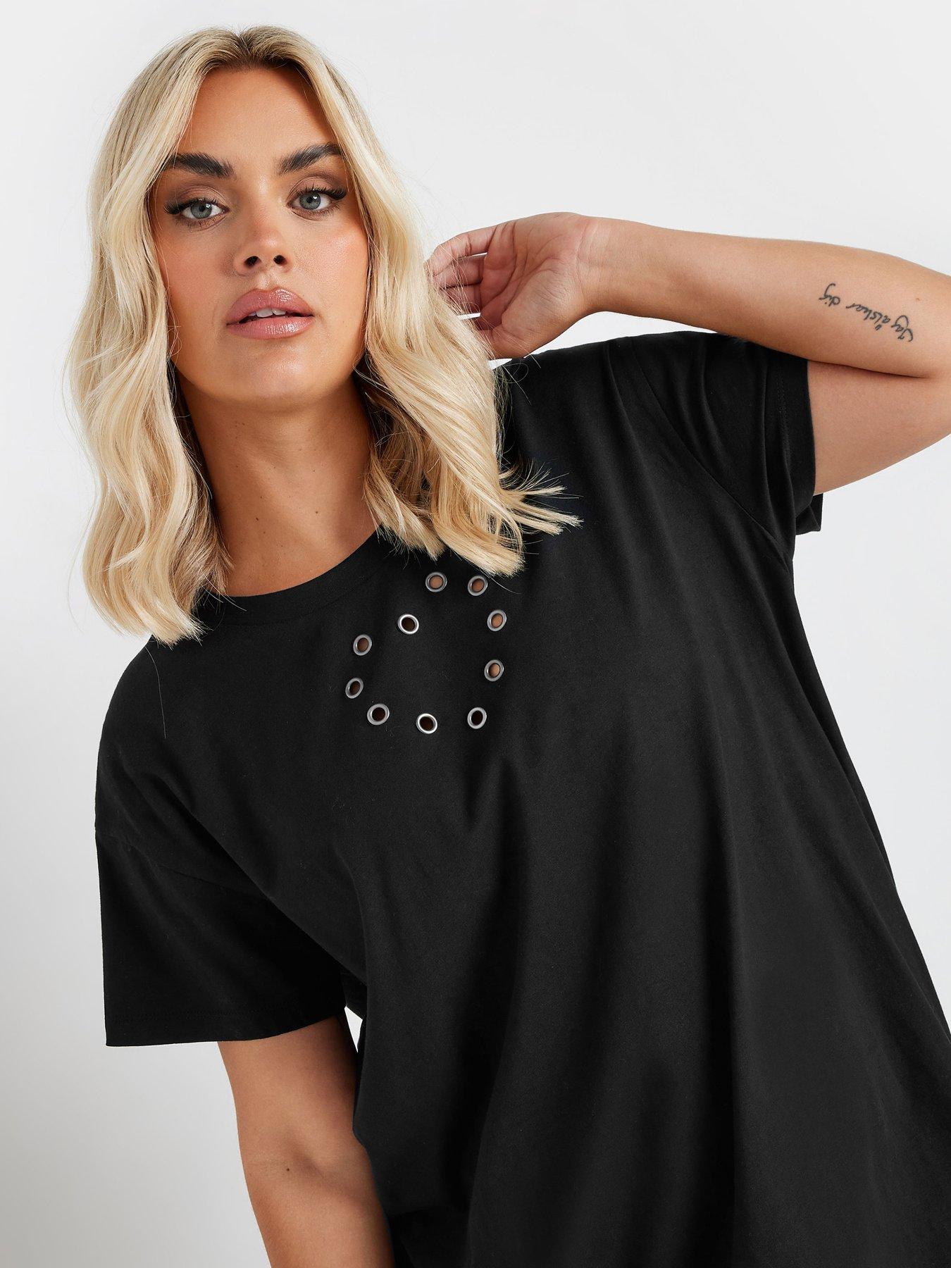 yours-curve-placement-t-shirt-blackoutfit