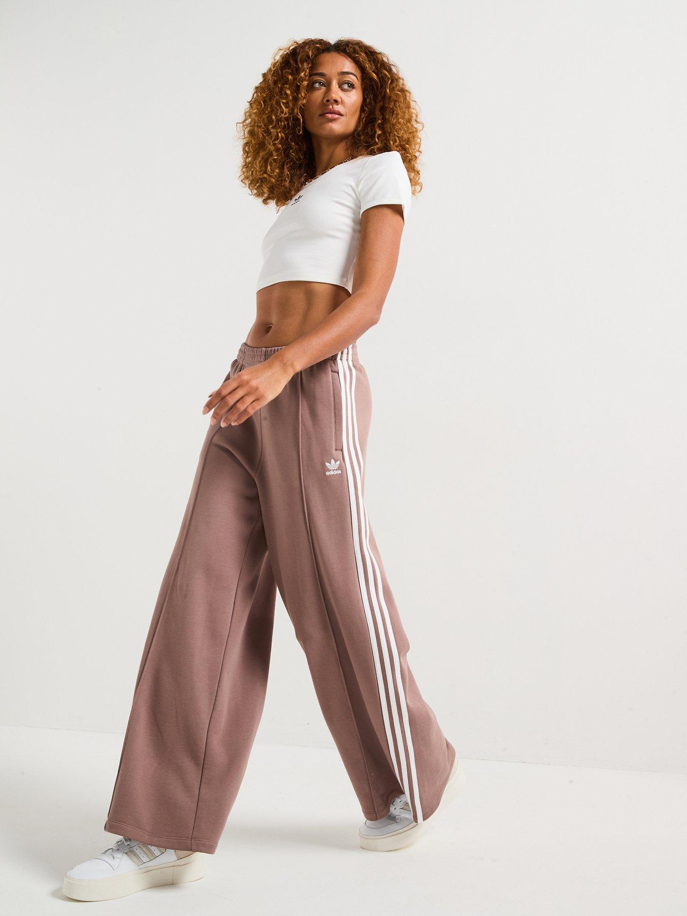 adidas-originals-womens-3-stripes-french-terry-wide-leg-joggers-brownoutfit