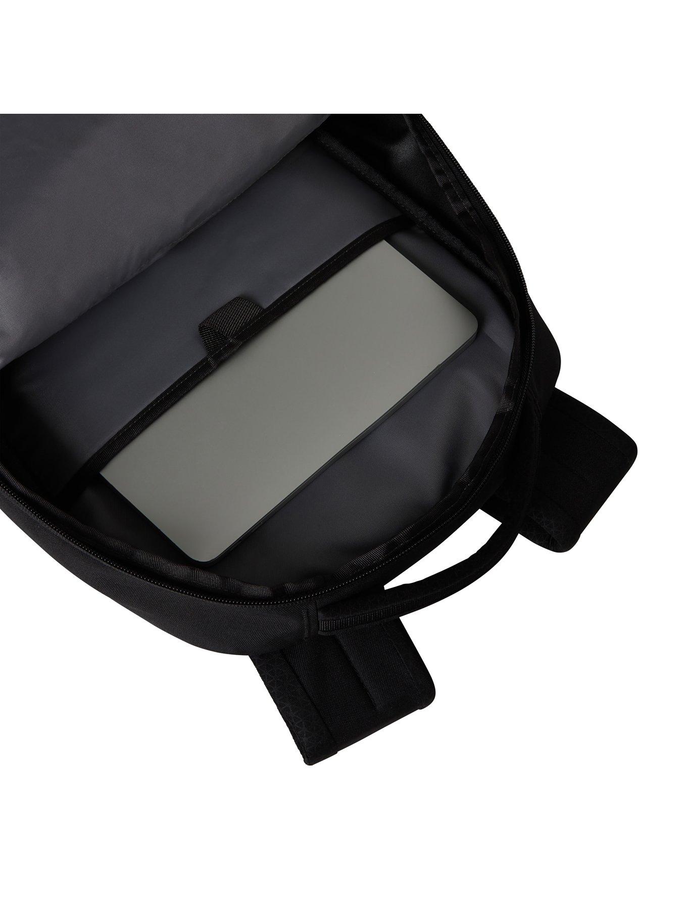 the-north-face-unisex-vault-backpack-blackoutfit