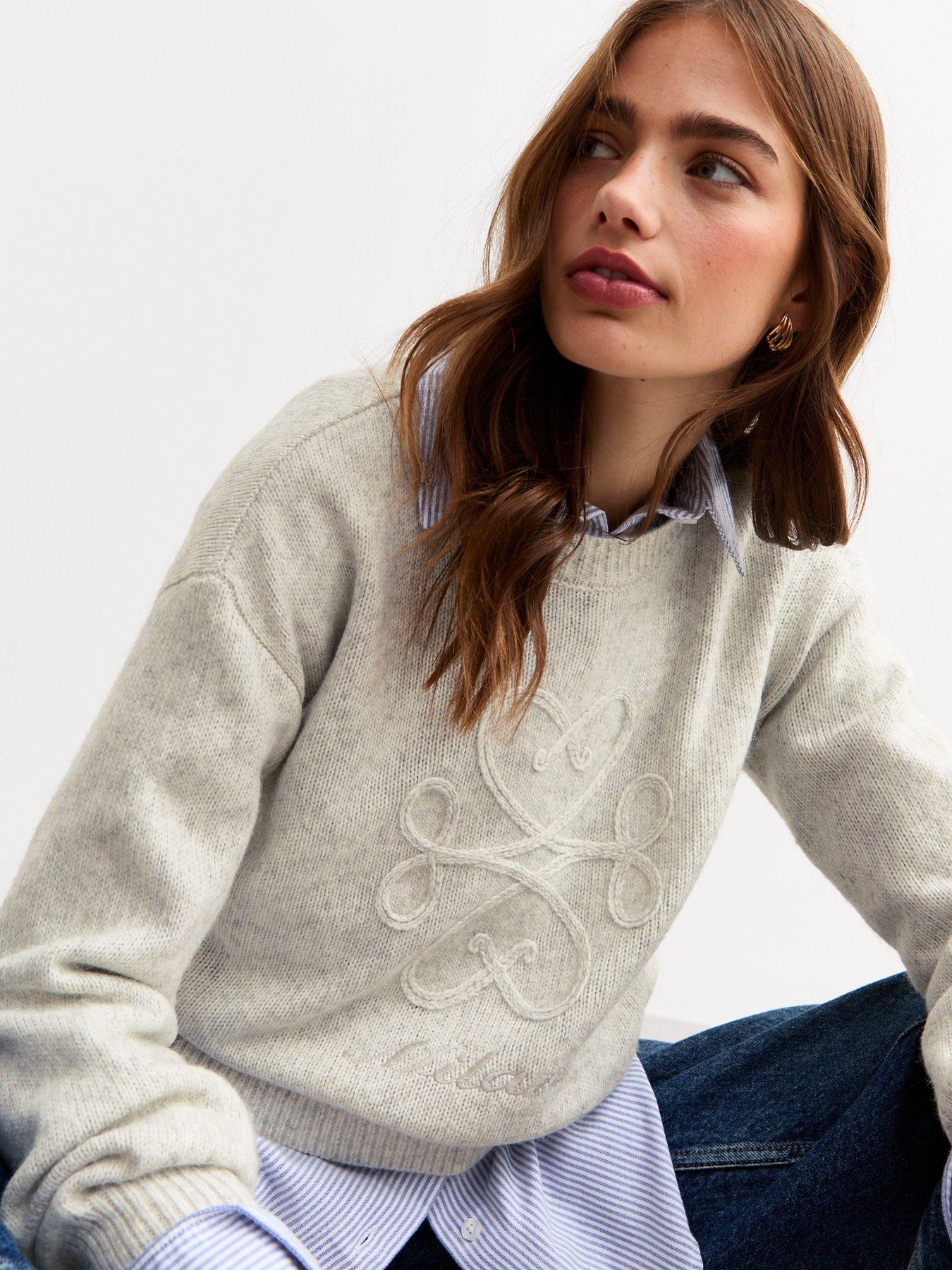 new-look-pale-heart-embroidered-milan-slogan-jumper-greyoutfit