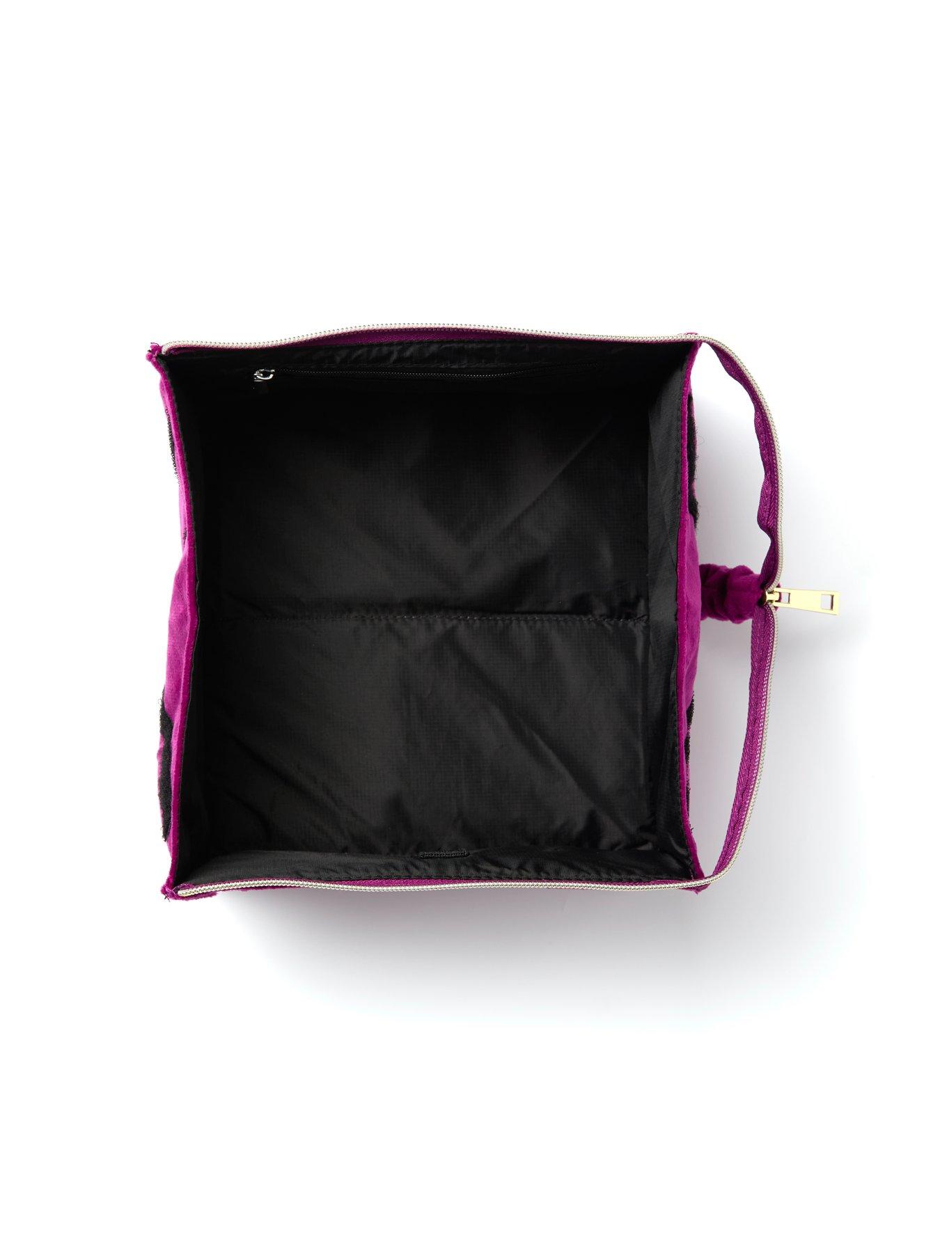 the-flat-lay-co-velvet-makeup-box-bag-in-plum-daisiesback