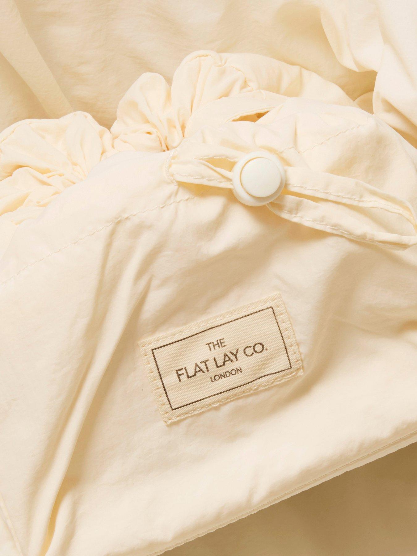 the-flat-lay-co-marshmallow-drawstring-makeup-bag-in-vanillaoutfit