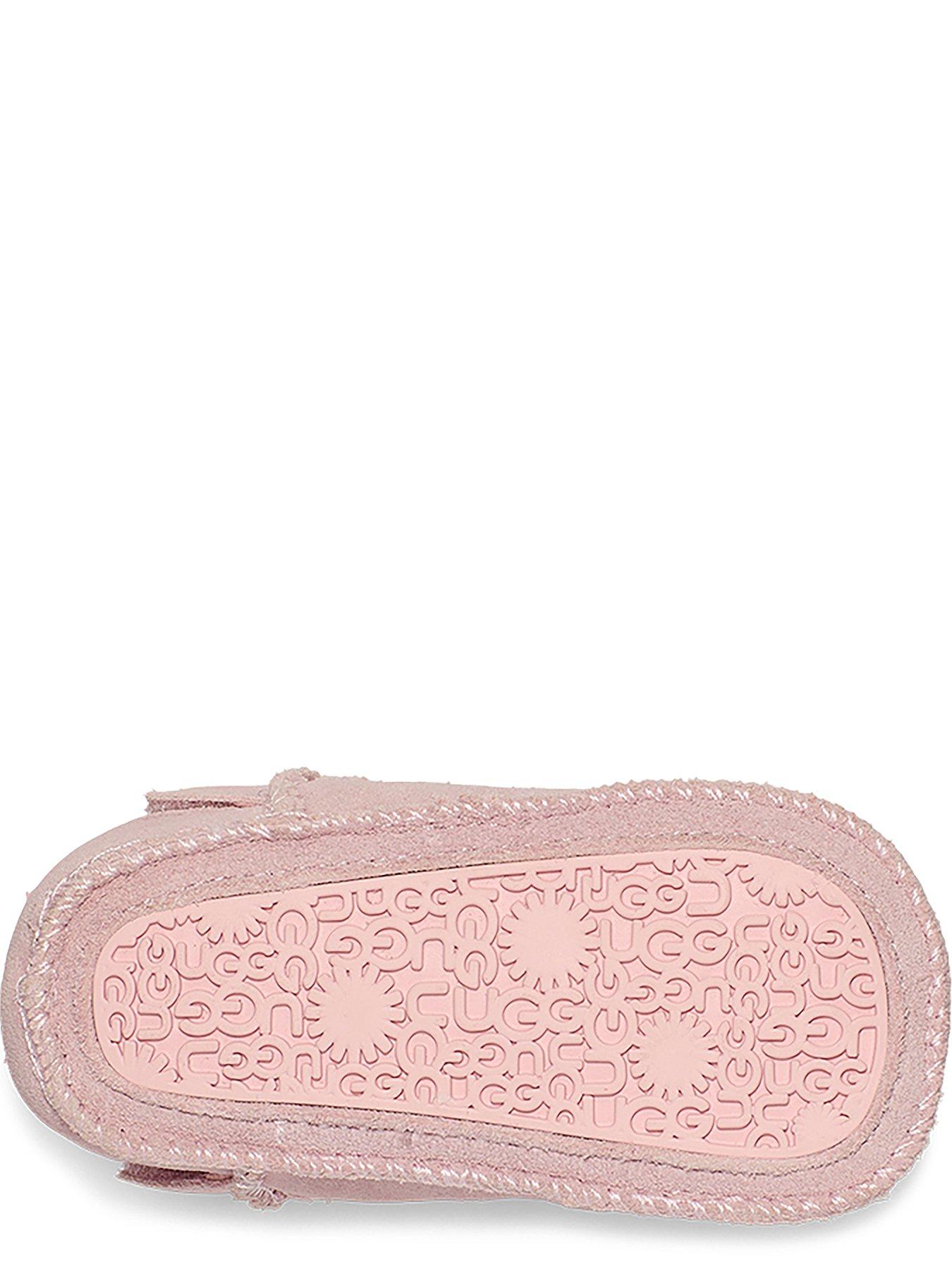 ugg-kids-baby-classic-boots-and-lovey-blanket-pinkdetail