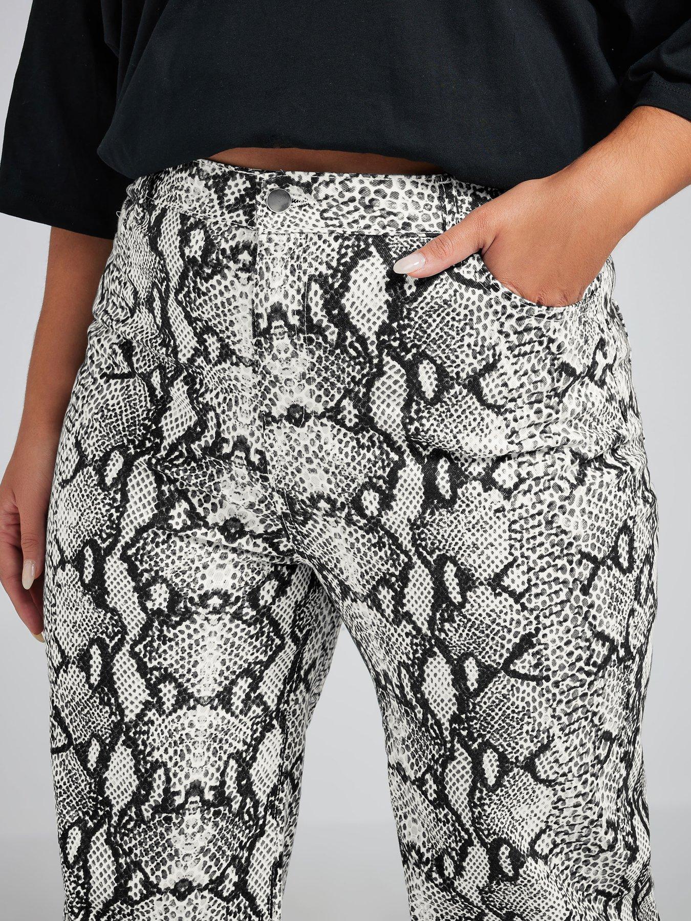 yours-curve-snake-print-jean-greyoutfit