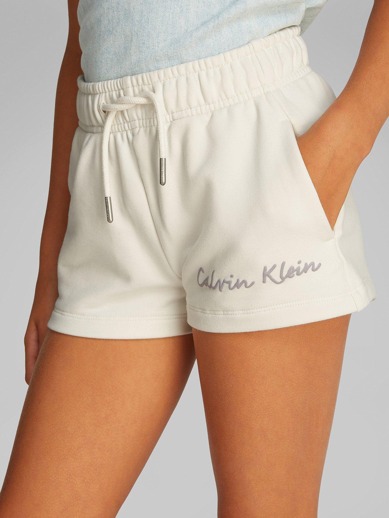 calvin-klein-jeans-girls-script-logo-shorts-creamoutfit