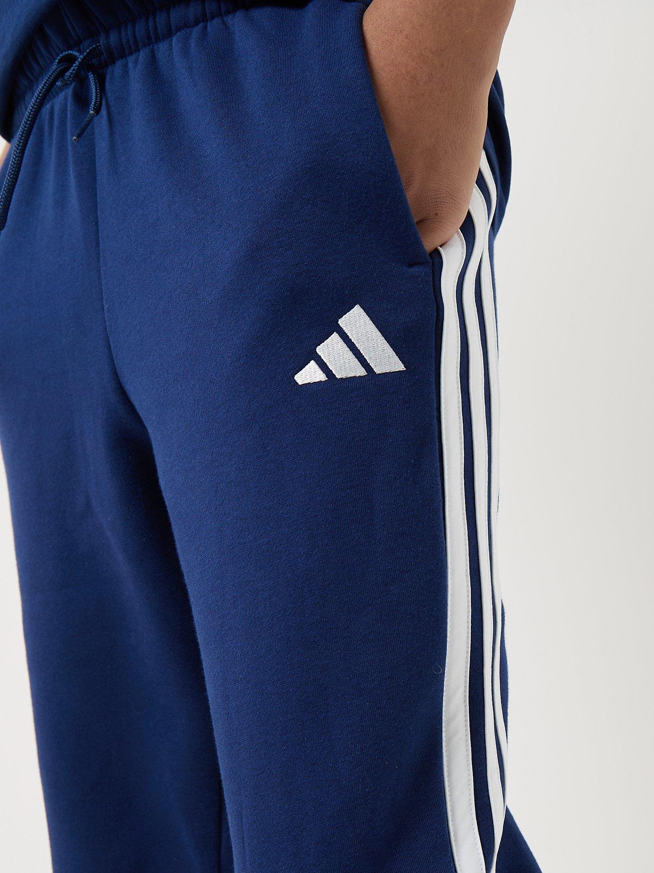 adidas-sportswear-junior-boys-essentials-joggers-blueoutfit