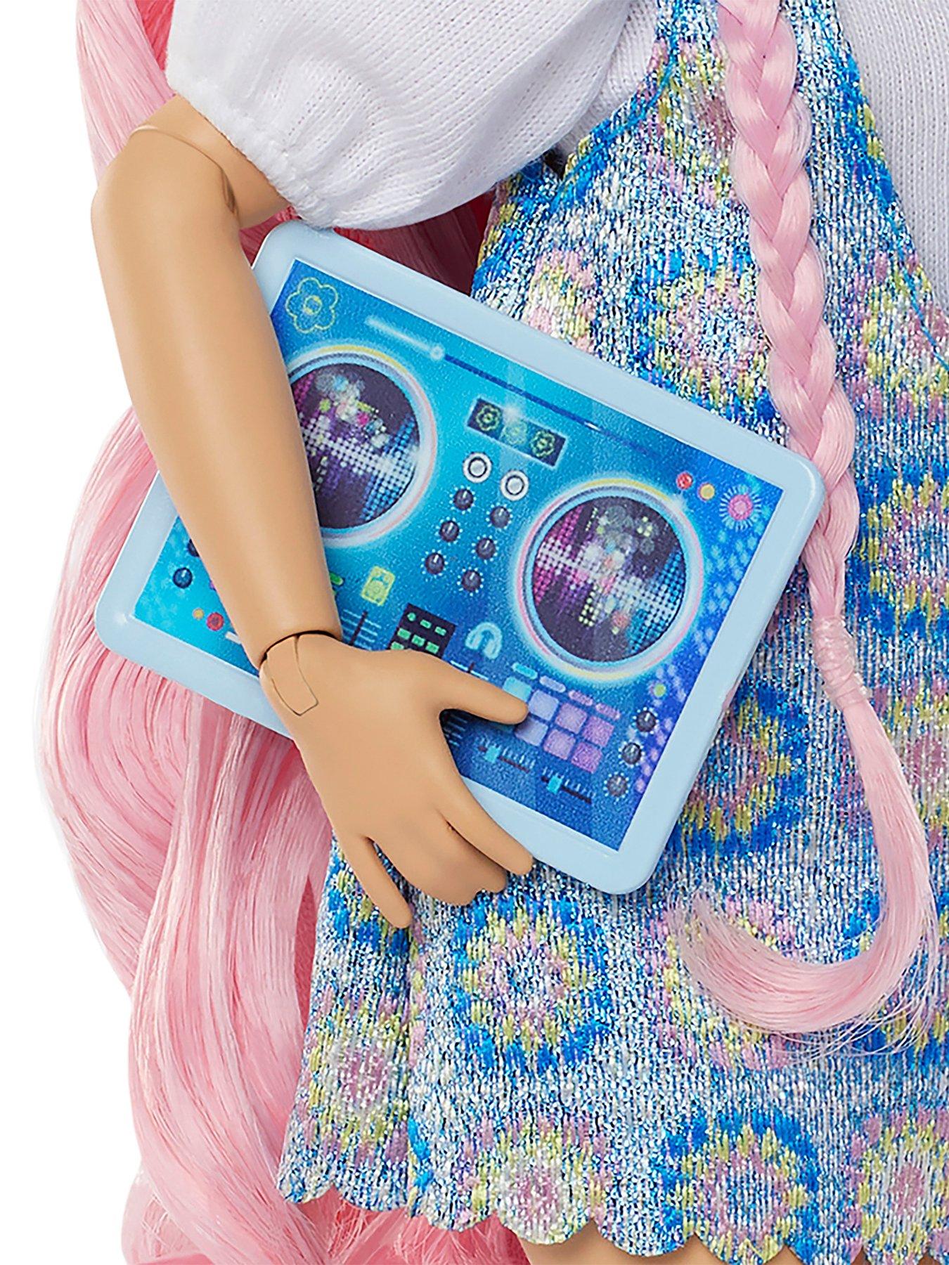 barbie-barbie-dream-besties-daisy-jean-fashion-doll-with-9-dj-amp-music-themed-accessoriesdetail