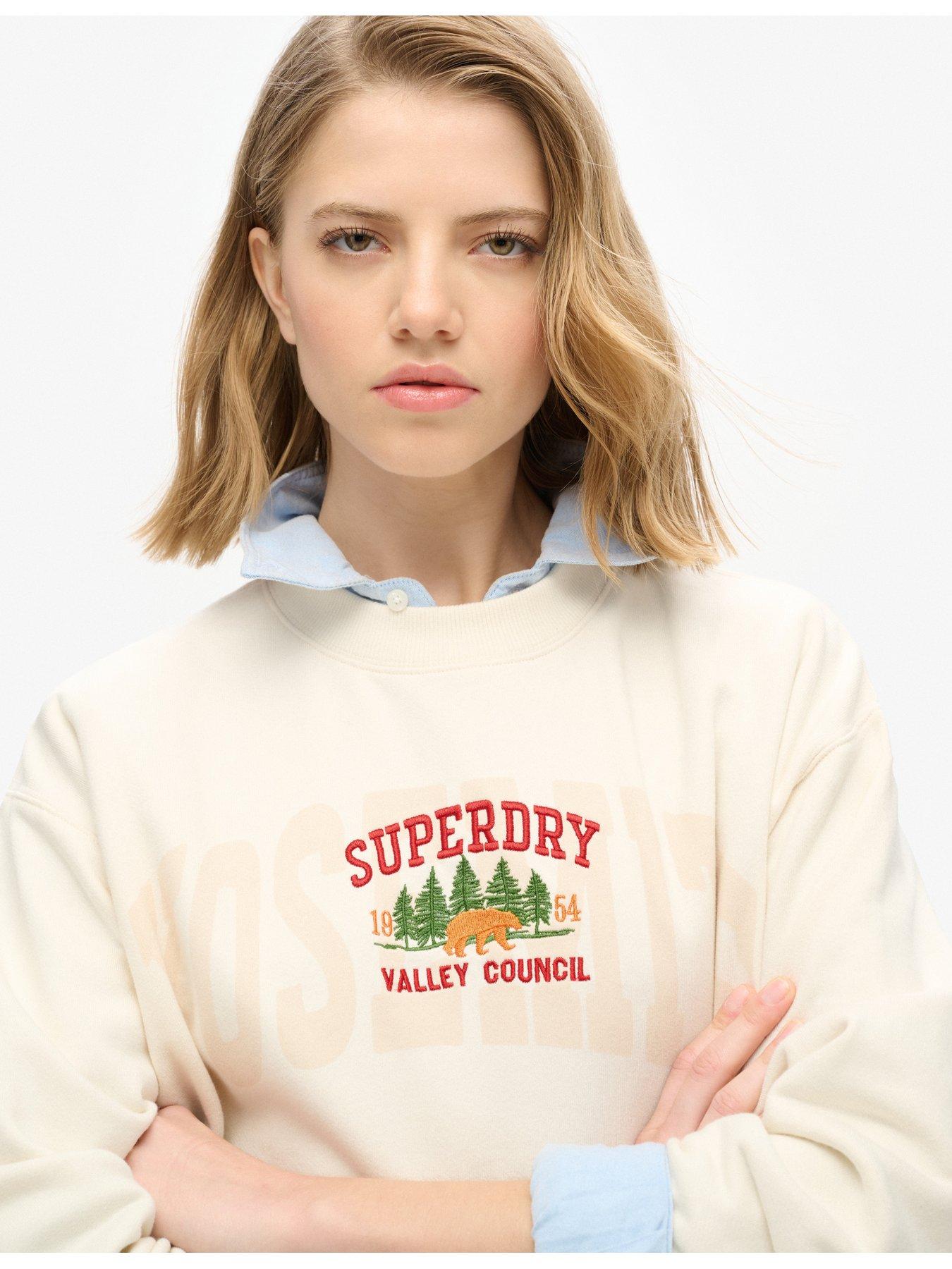 superdry-travel-souvenir-logo-sweatshirt-creamoutfit