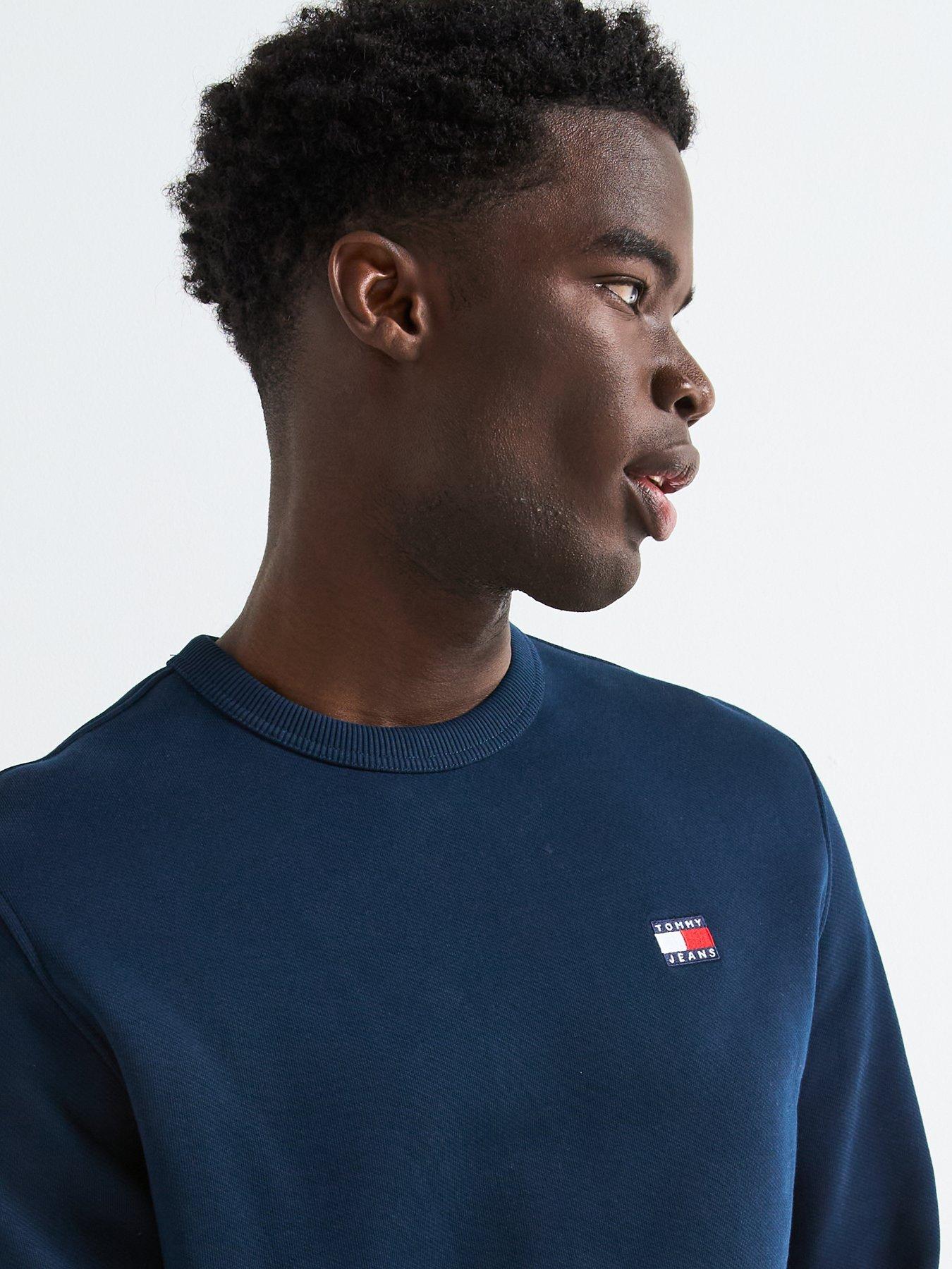tommy-jeans-regular-fit-left-chest-badge-crew-neck-sweatshirt-navyoutfit