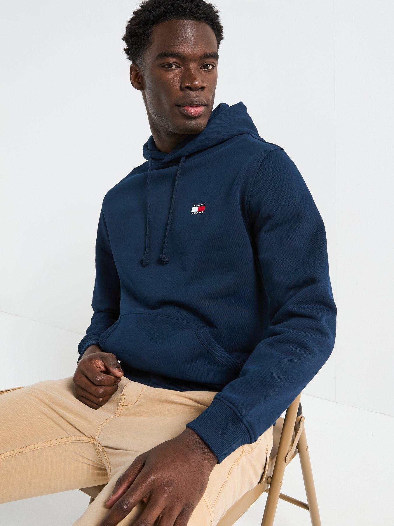 tommy-jeans-regular-fit-left-chest-badge-hoodie-navyoutfit