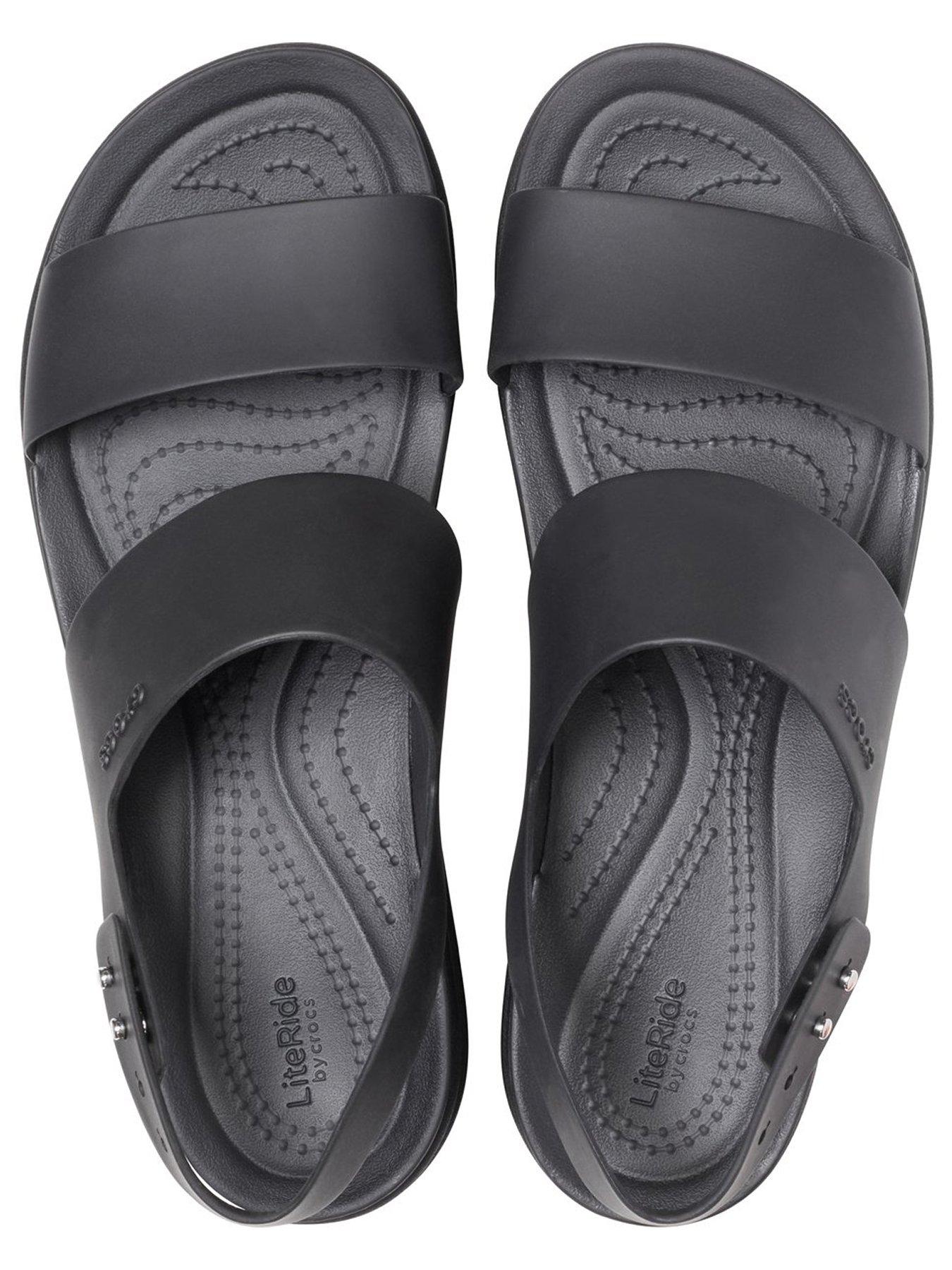 crocs-brooklyn-low-wedge-sandal-blackoutfit