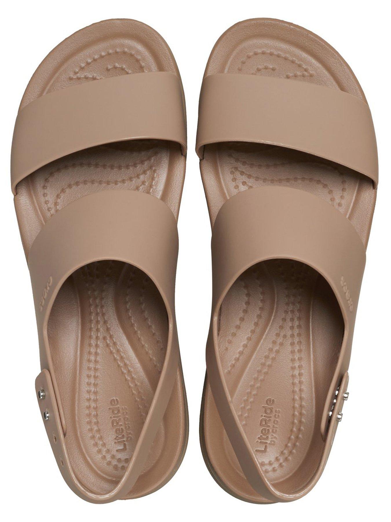 crocs-brooklyn-low-wedge-sandal-brownoutfit
