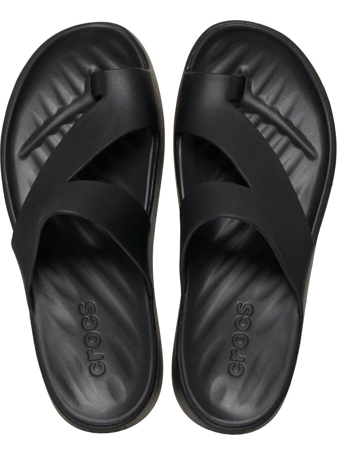 crocs-getaway-platform-toe-loop-sandal-blackoutfit