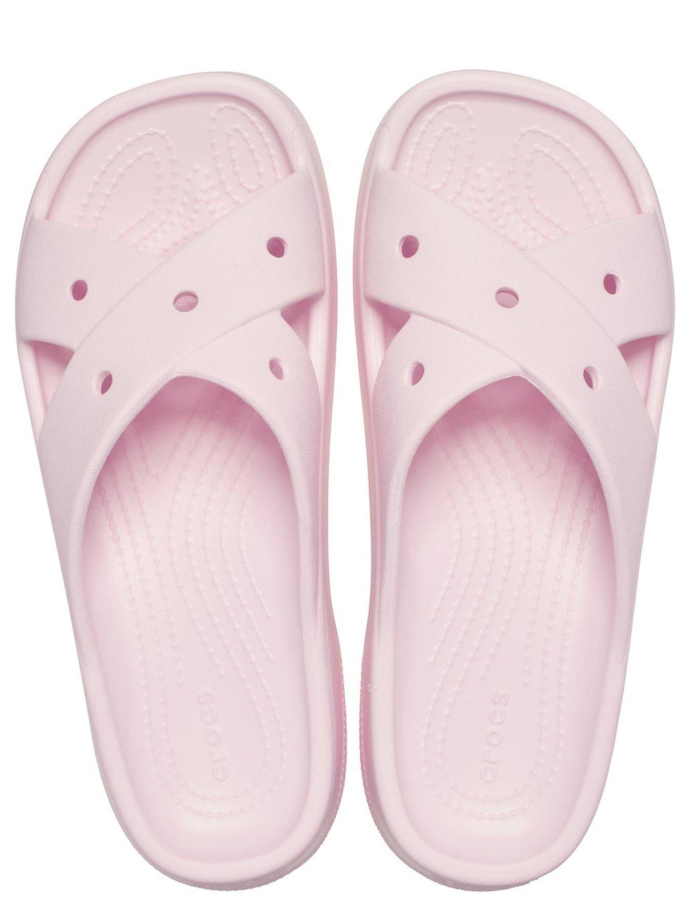 crocs-cl-womens-cross-strapoutfit