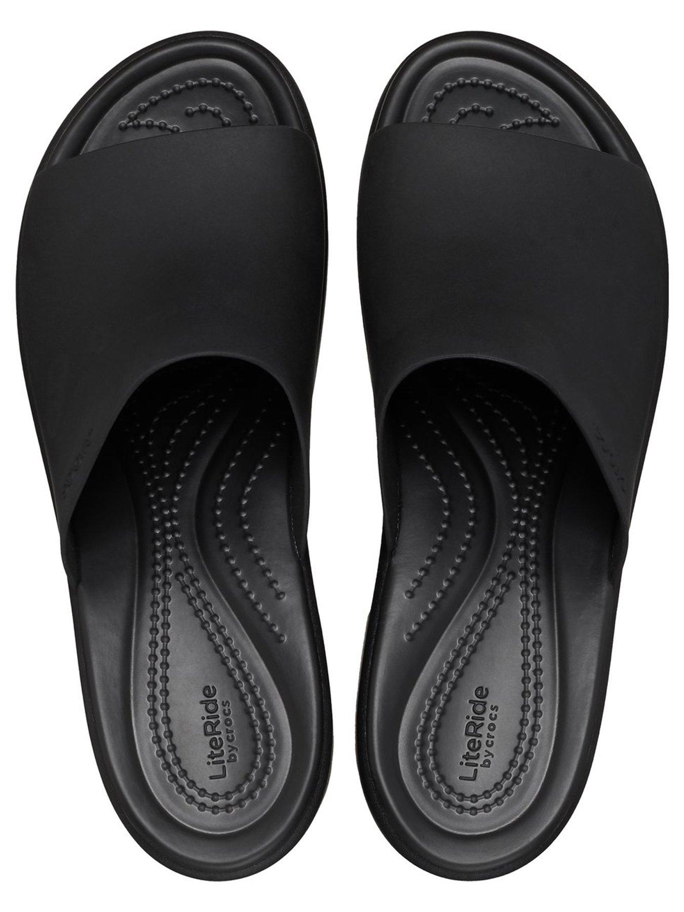 crocs-brooklyn-heeled-slide-blackoutfit