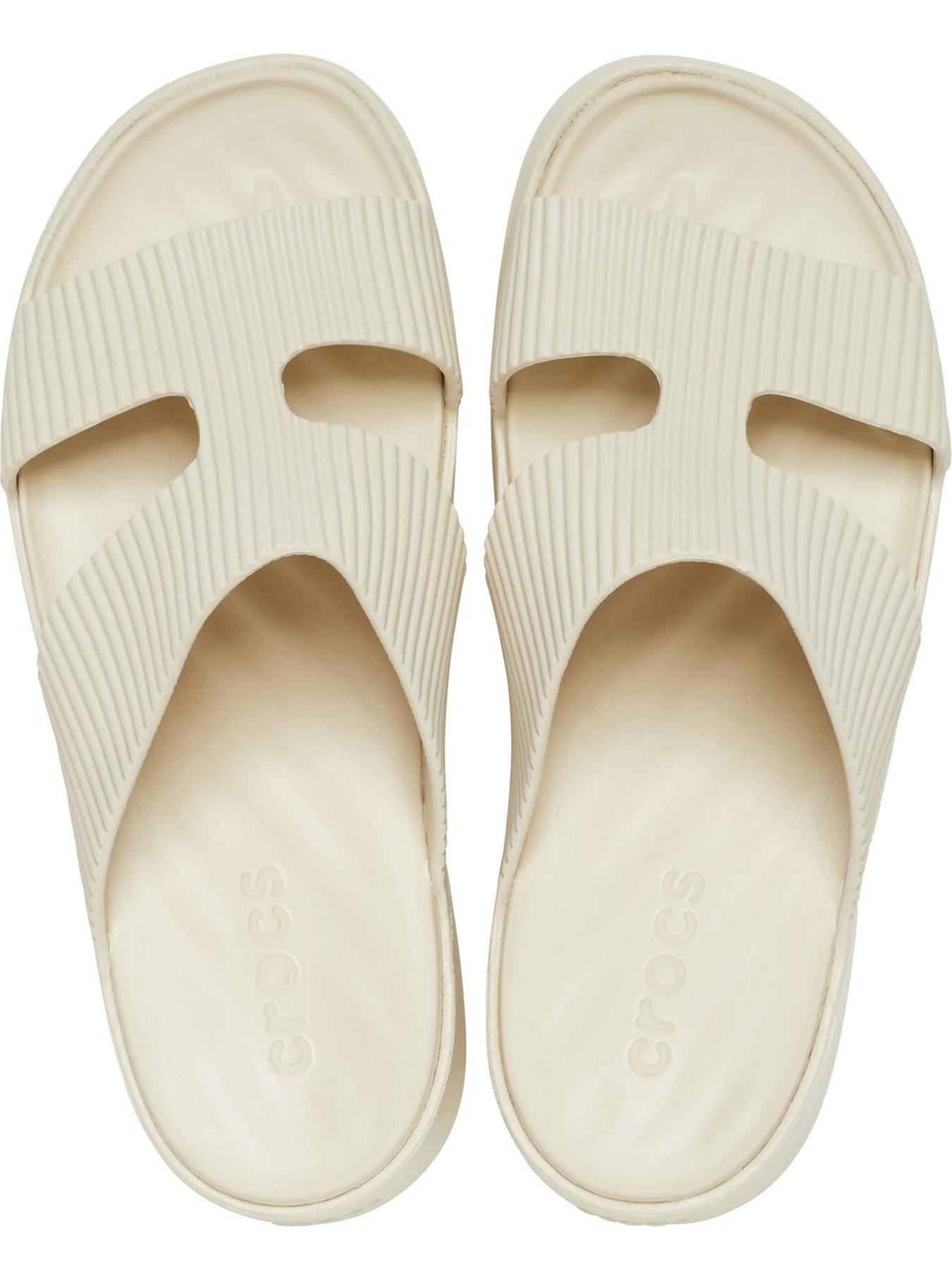 crocs-getaway-groove-platform-h-strap-nudeoutfit