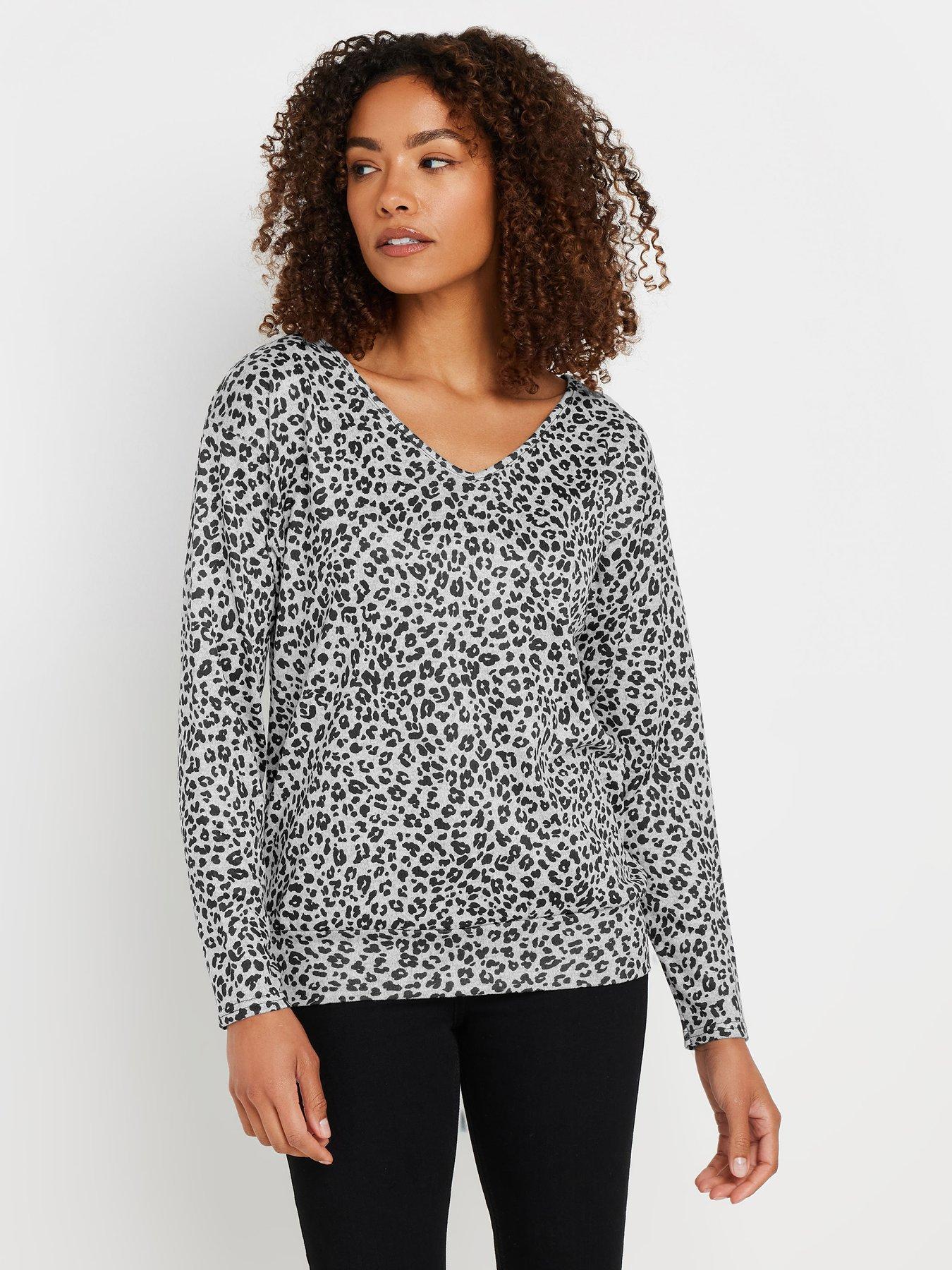 mco-leopard-print-v-neck-long-sleeve-top