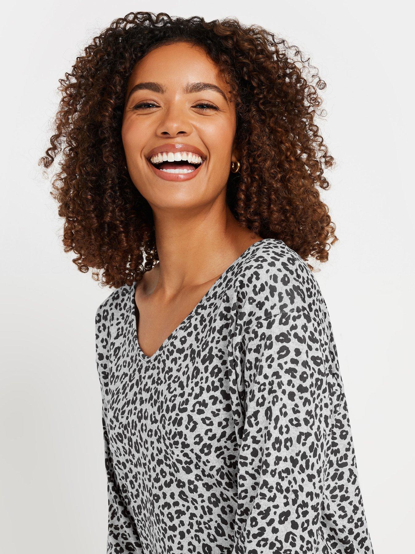 mco-leopard-print-v-neck-long-sleeve-topoutfit