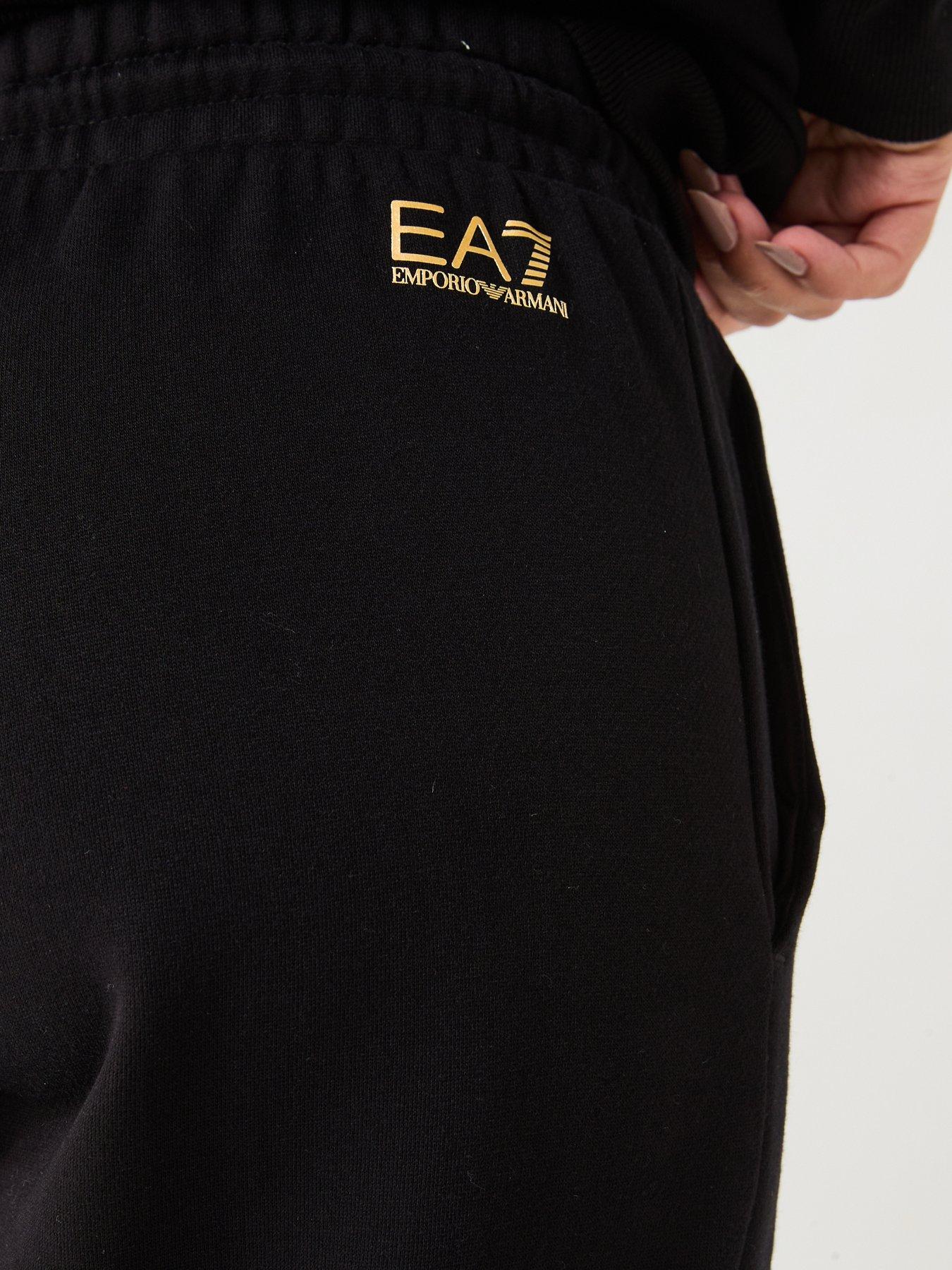 ea7-emporio-armani-train-visibility-logo-joggers-blackoutfit
