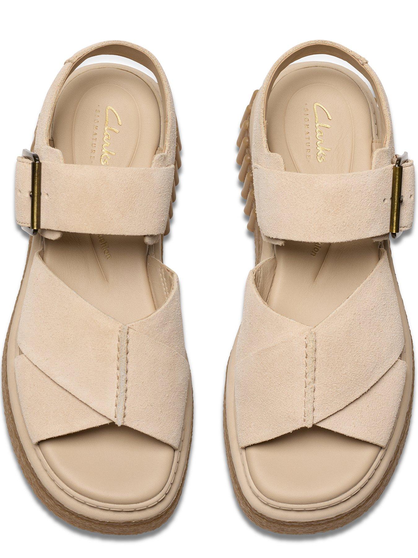 clarks-evamar-wishsuede-flatform-sandal-ecruoutfit