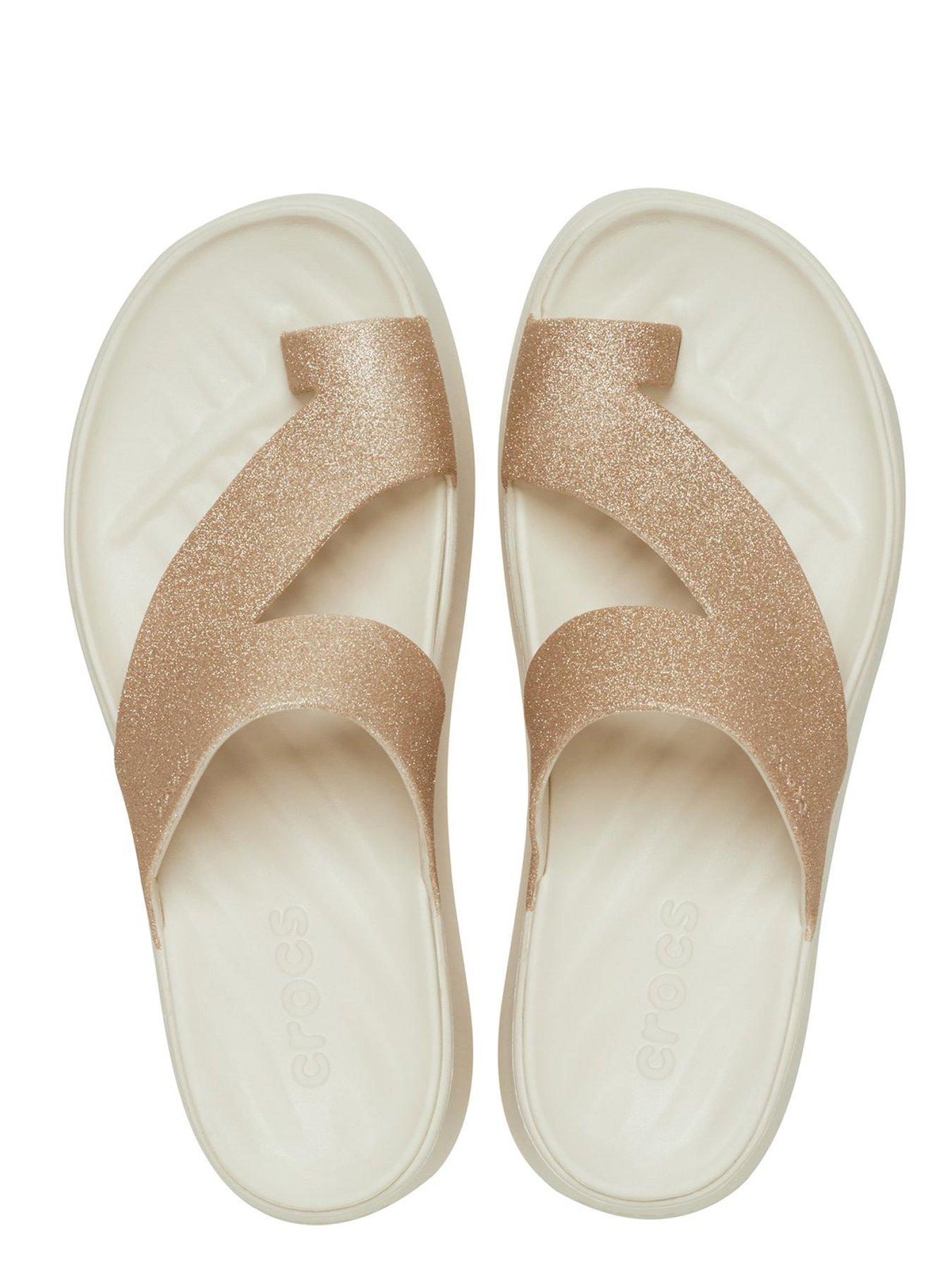 crocs-getaway-platform-glitter-toe-loop-beigeoutfit