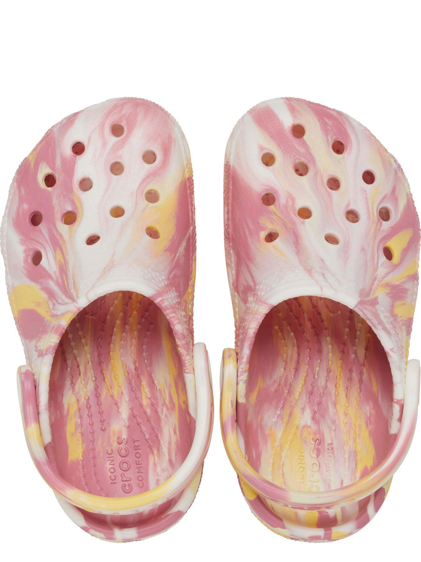 crocs-classic-glow-marbled-clog-t-multioutfit