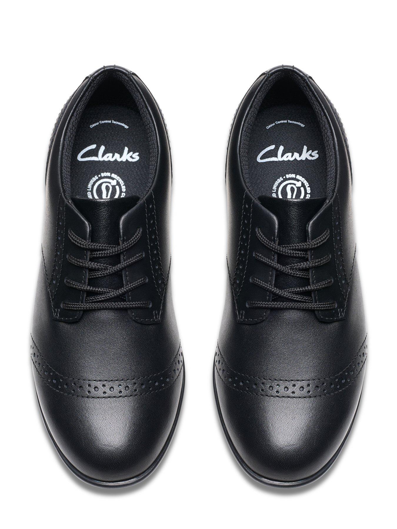 clarks-finjabrogue-o-blackoutfit