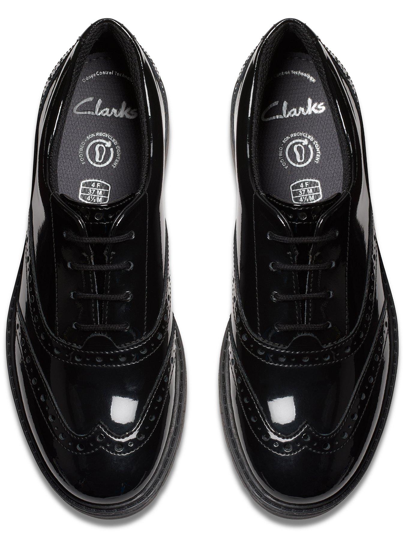 clarks-loxham-broguenbsp--blackoutfit